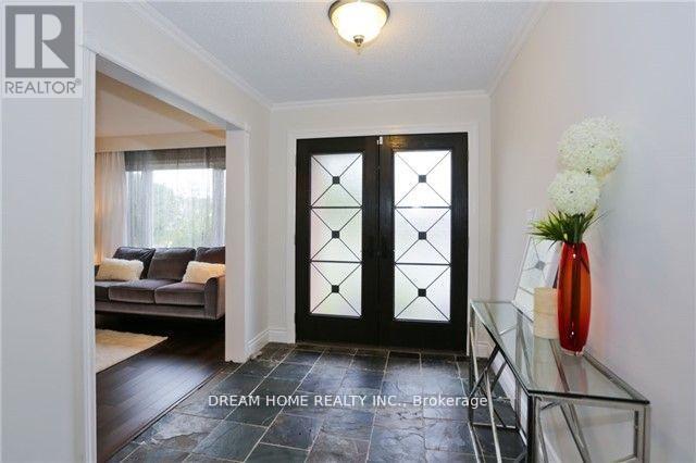 Main - 2425 Carlanne Place, Mississauga, Ontario L5C 3H6 - Photo 3 - W13141428
