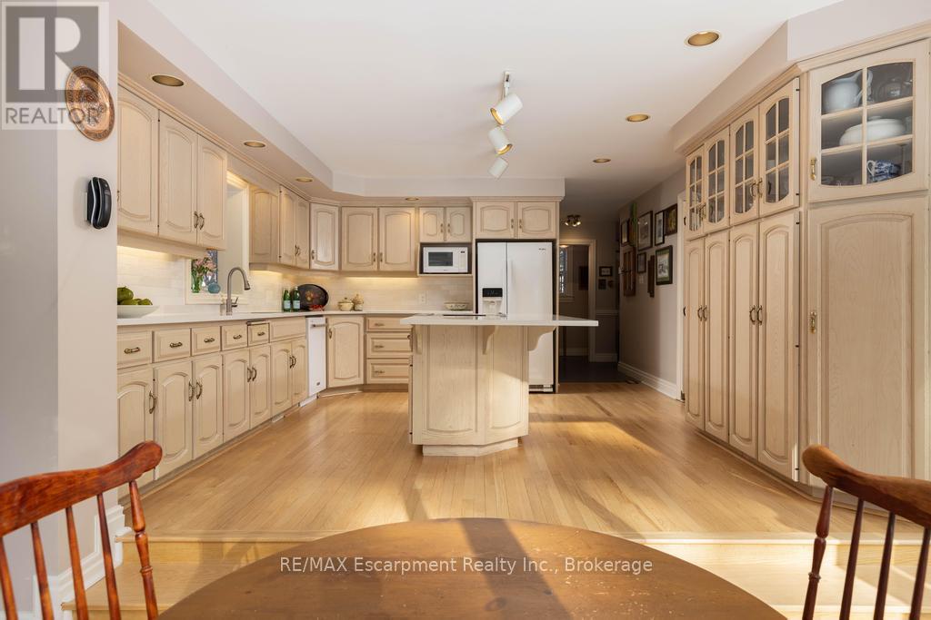 74 Howard Avenue, Oakville, Ontario  L6J 3Y5 - Photo 8 - W12812048