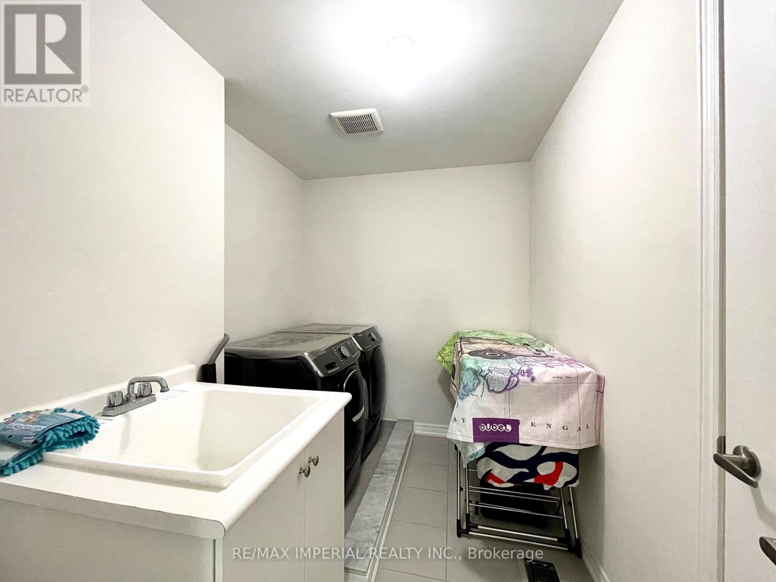 3 Collier Crescent, Markham, Ontario  L6E 0T2 - Photo 9 - N13141546