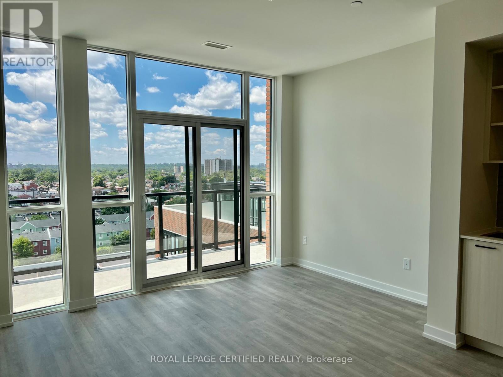 1011 - 2300 St. Clair Avenue W, Toronto, Ontario  M6N 0B3 - Photo 4 - W13141554