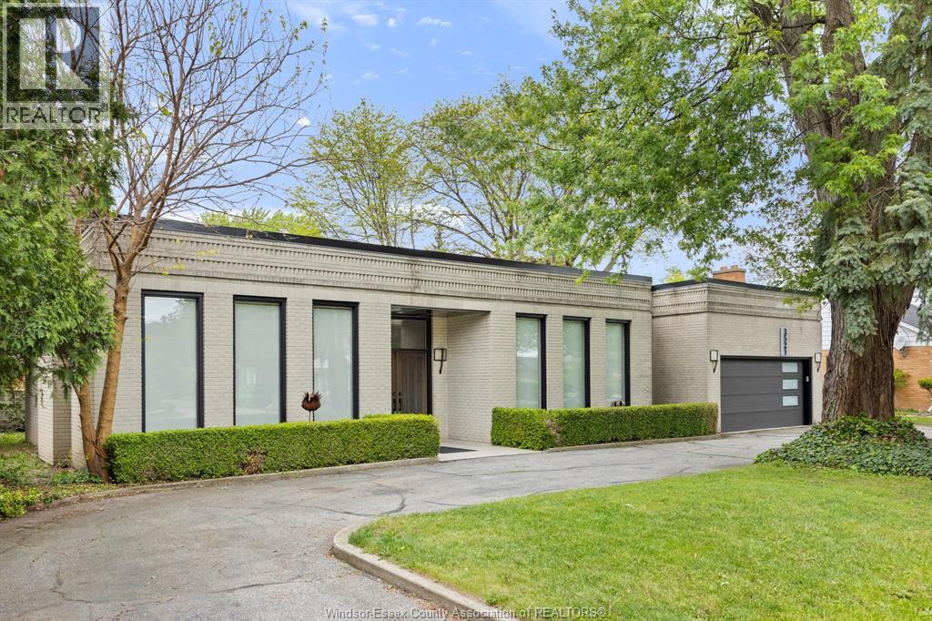 3521 OUELLETTE, Windsor, Ontario