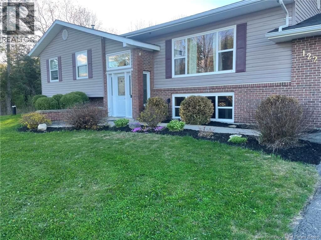 122 Parkwood Drive, Woodstock, New Brunswick  E7M 5G1 - Photo 1 - NB134182
