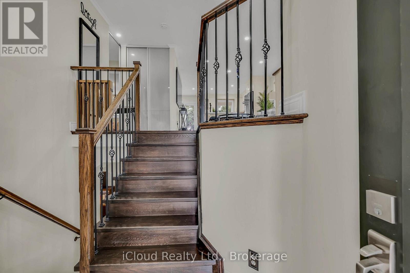 1370 Pickwick Drive, Mississauga, Ontario  L5V 2H4 - Photo 3 - W13141704