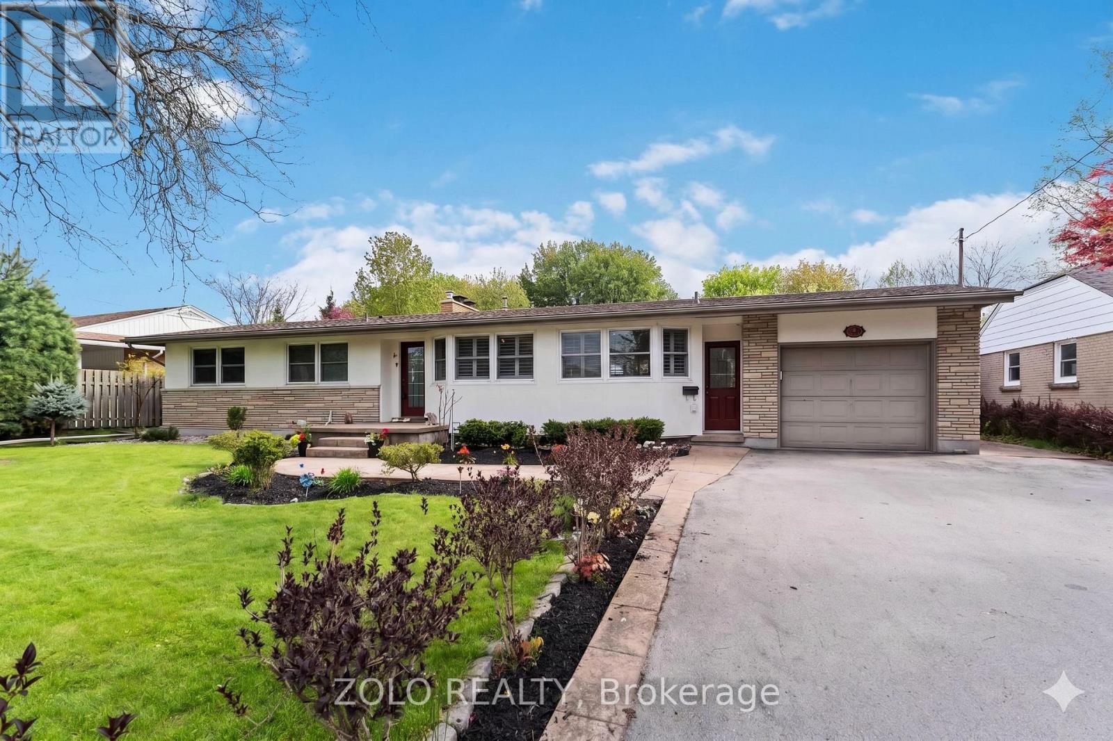 9 Brookside Avenue, Grimsby, Ontario  L3M 1V8 - Photo 2 - X13141718
