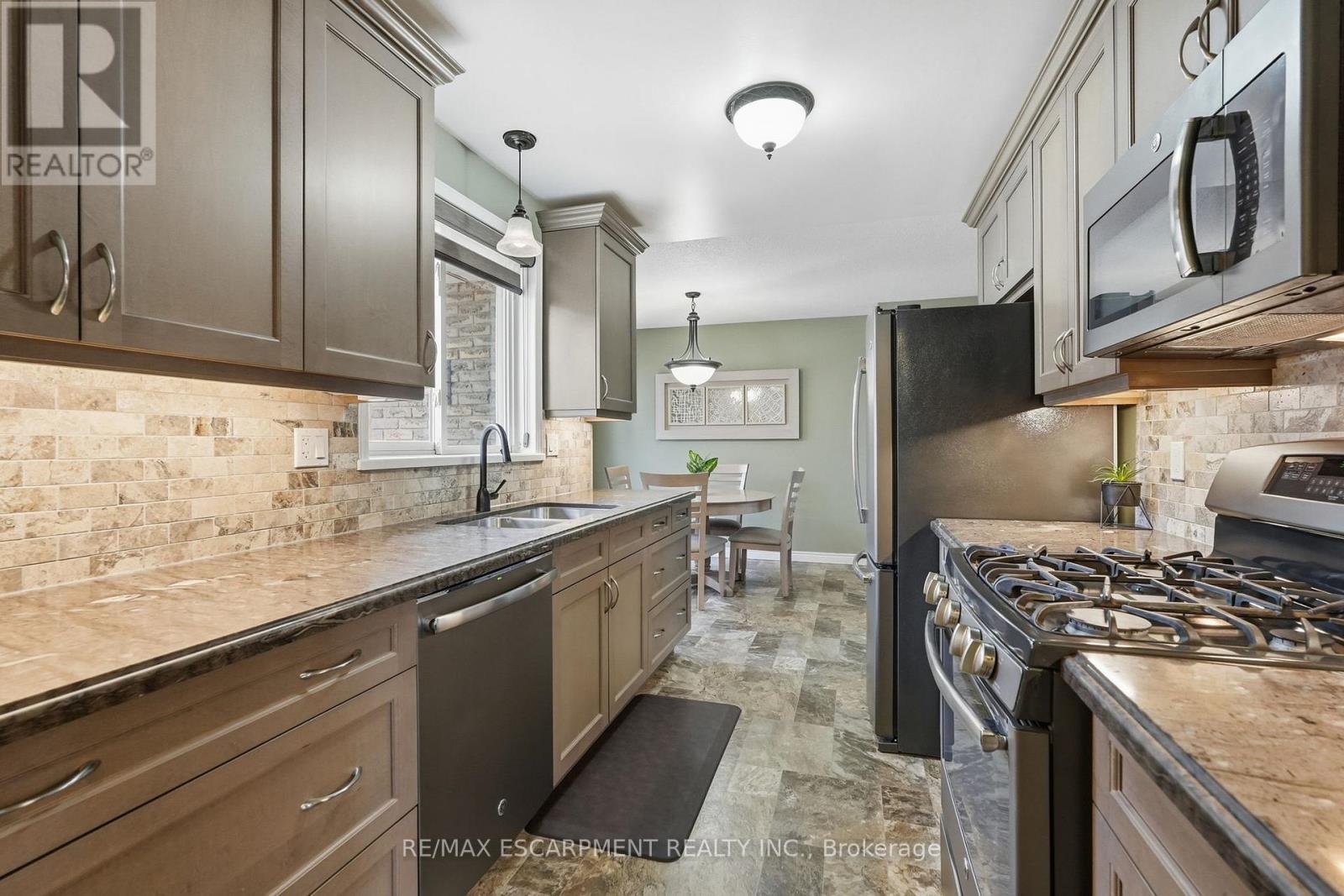 300 Eaglewood Drive, Hamilton, Ontario  L8W 1T5 - Photo 4 - X13141770