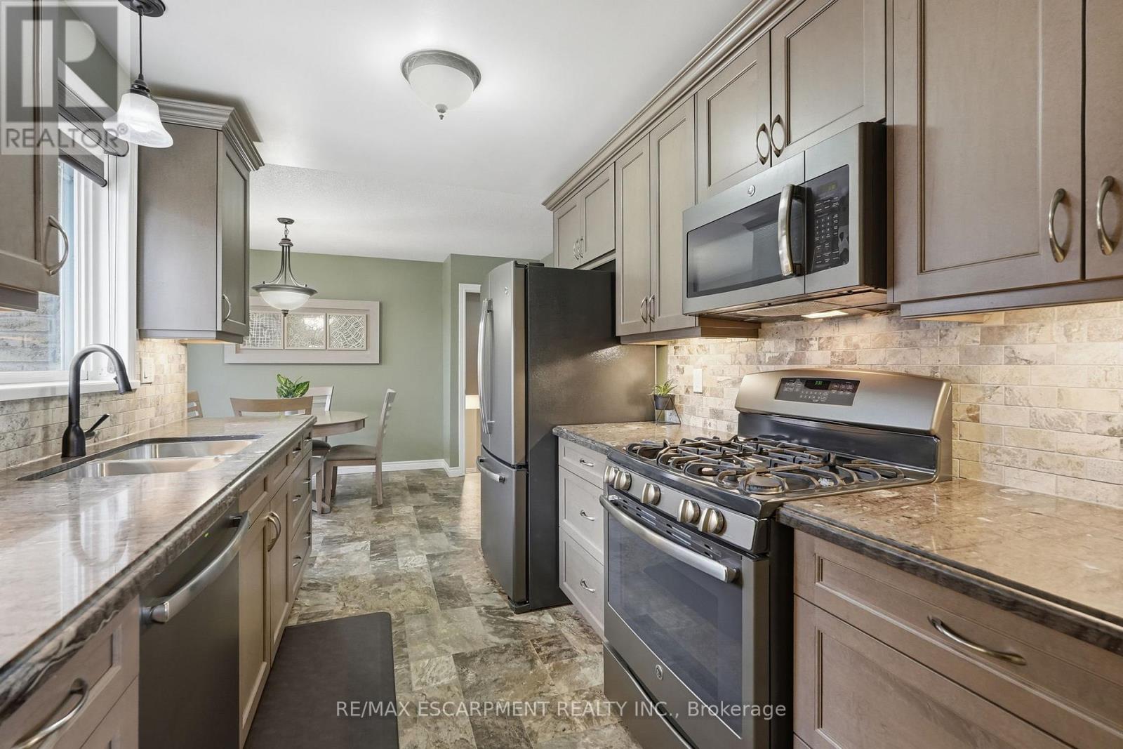 300 Eaglewood Drive, Hamilton, Ontario  L8W 1T5 - Photo 6 - X13141770