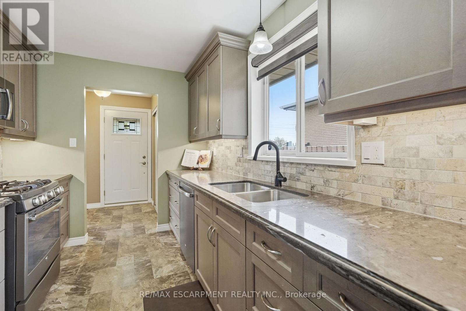 300 Eaglewood Drive, Hamilton, Ontario  L8W 1T5 - Photo 7 - X13141770