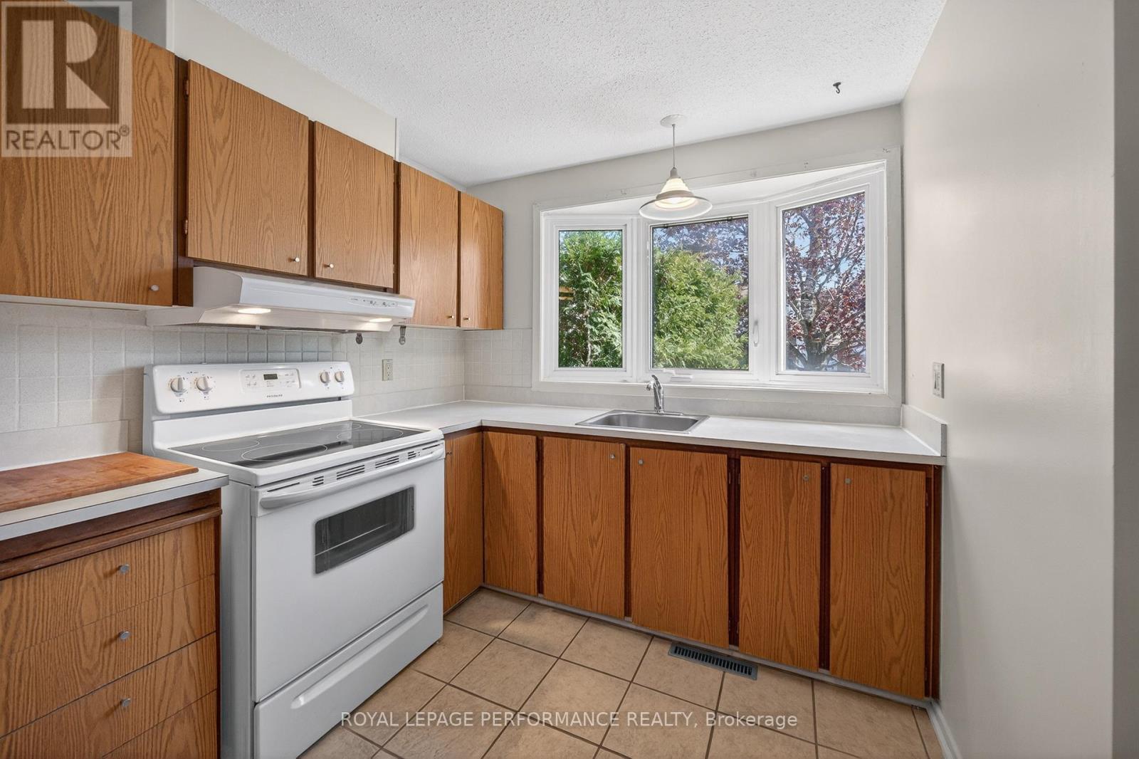 402 Duval Lane, Ottawa, Ontario  K1E 2K2 - Photo 15 - X13141816