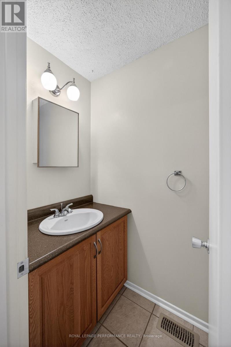 402 Duval Lane, Ottawa, Ontario  K1E 2K2 - Photo 9 - X13141816