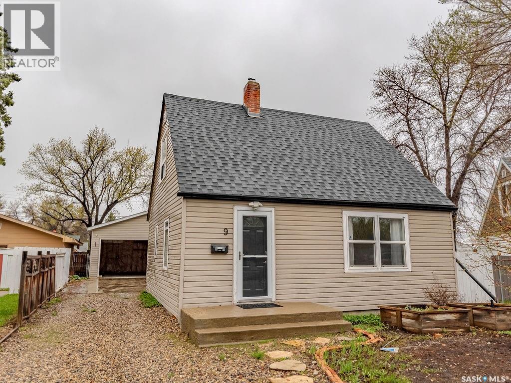 9 Minto Place, Saskatoon, Saskatchewan  S7L 1C4 - Photo 2 - SK036353