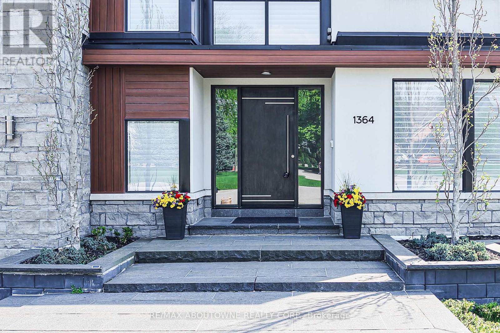 1364 Acton Crescent, Oakville, Ontario  L6J 2S5 - Photo 2 - W13141860