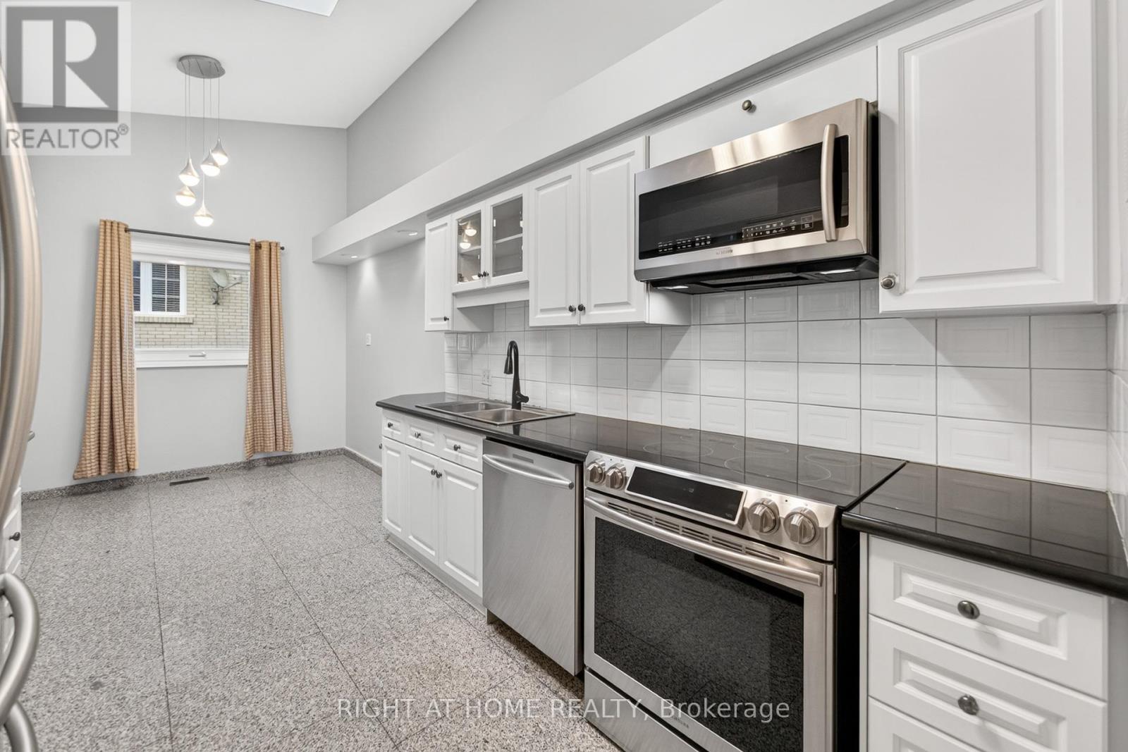 20 Pine Ridge Lane, Brampton, Ontario  L6W 1G6 - Photo 13 - W13141910