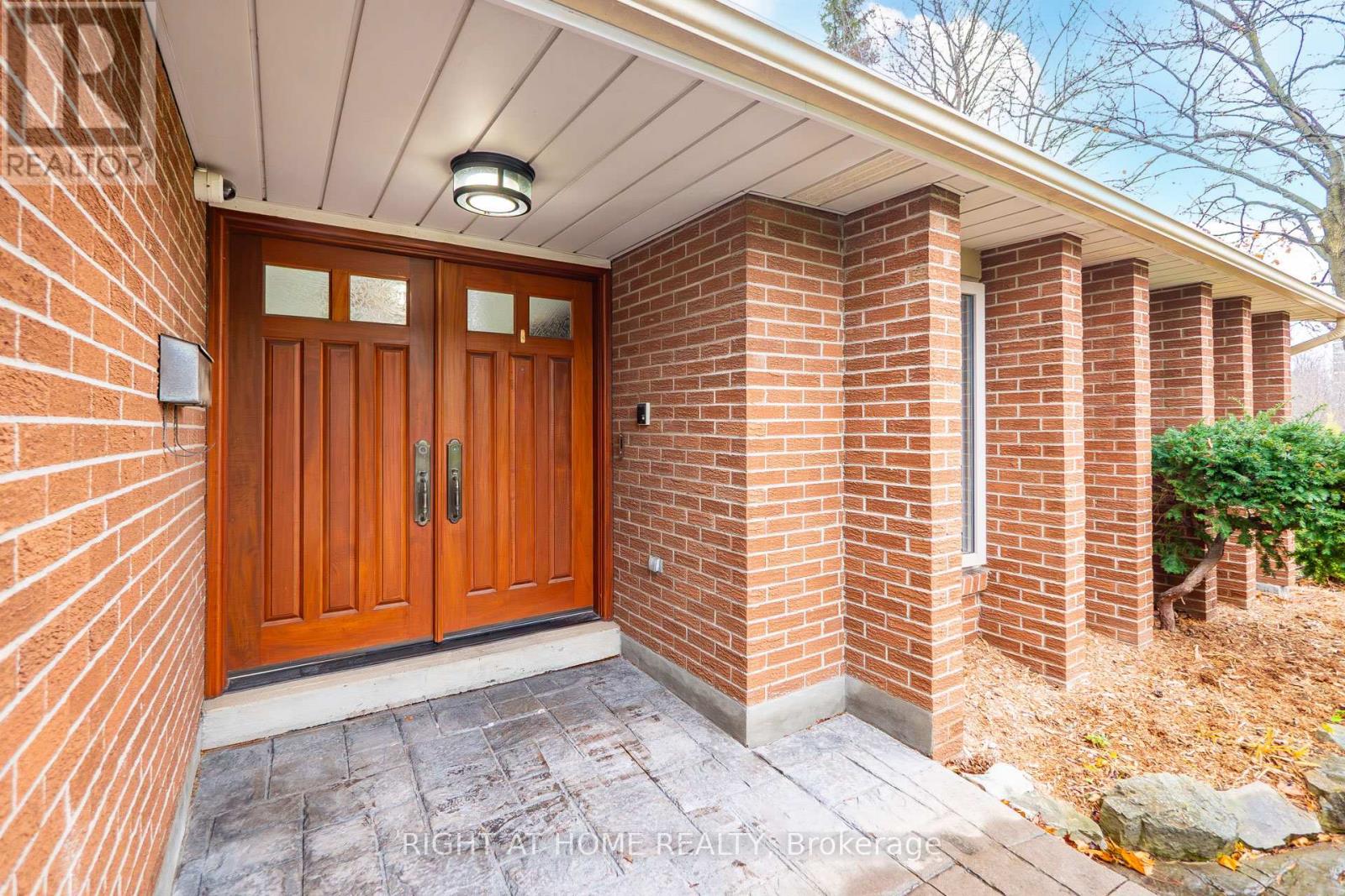 20 Pine Ridge Lane, Brampton, Ontario  L6W 1G6 - Photo 4 - W13141910