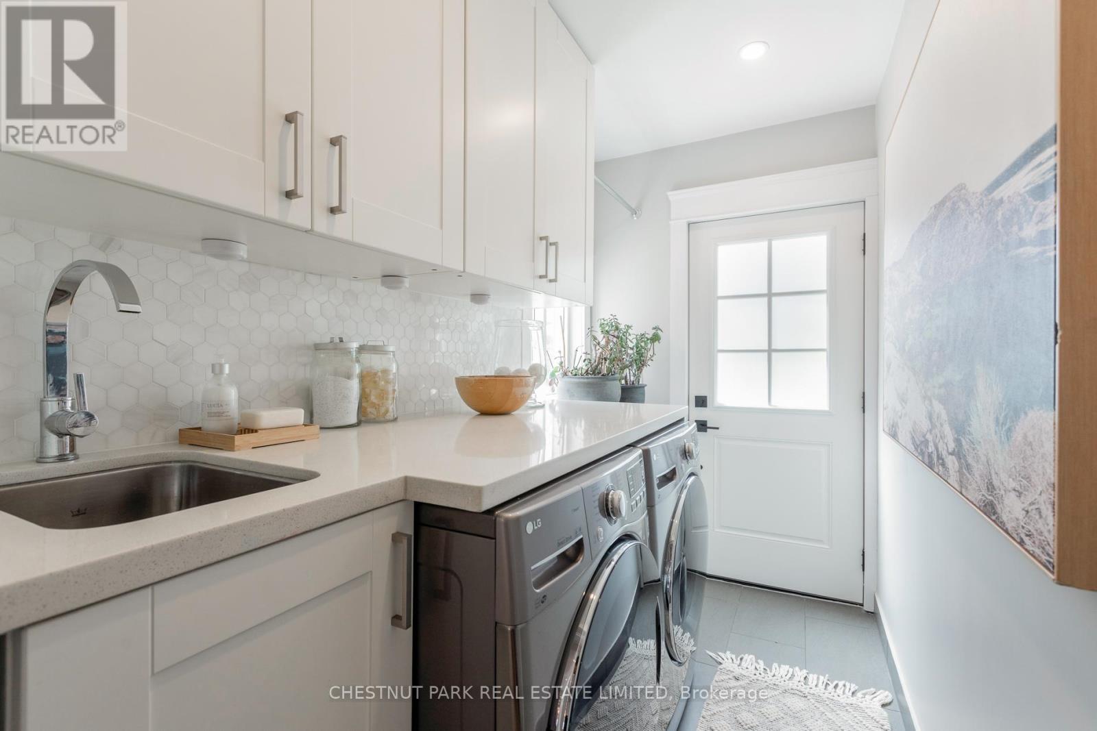 655 Mortimer Avenue, Toronto, Ontario  M4C 2J9 - Photo 12 - E13142052