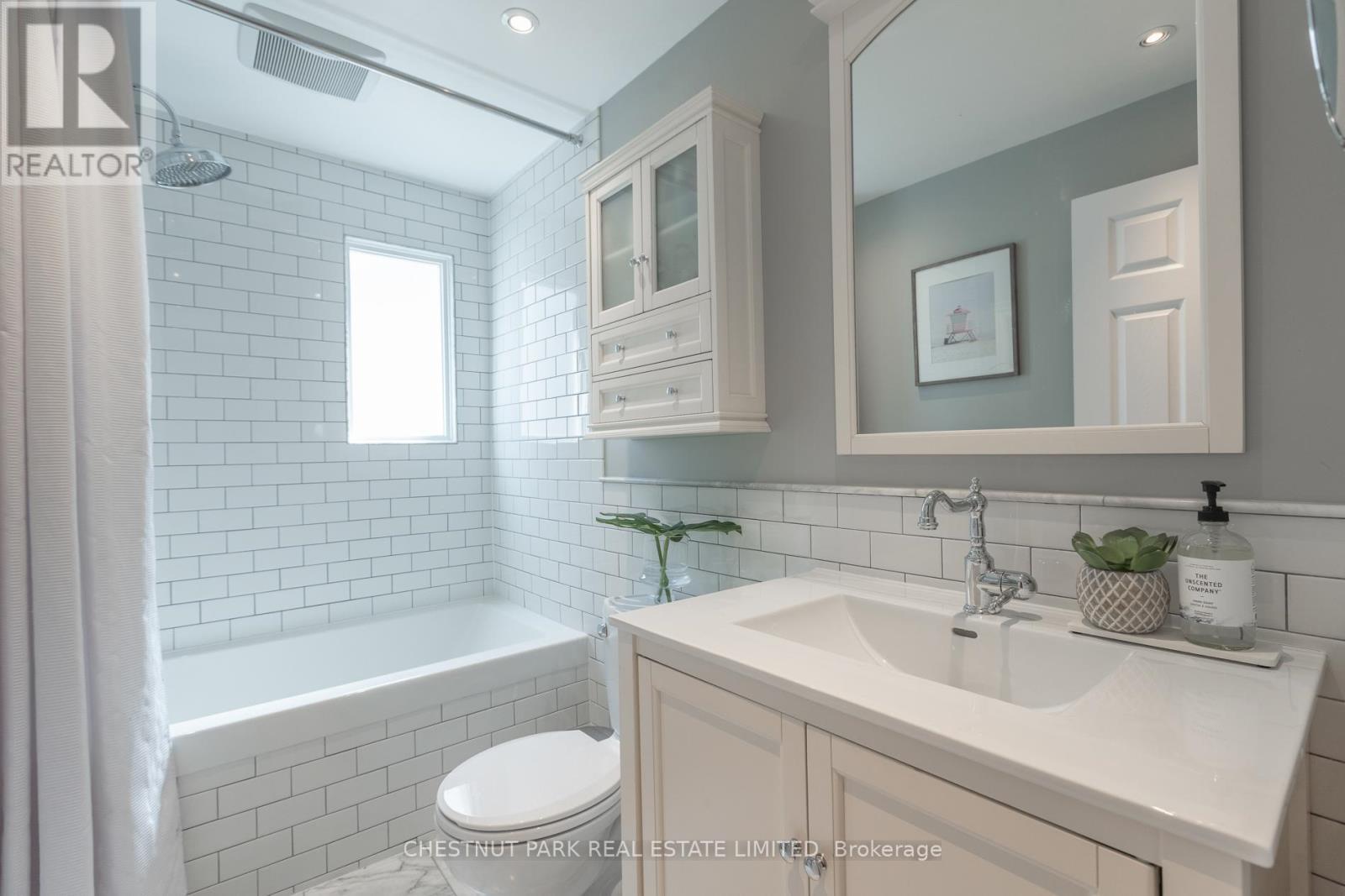 655 Mortimer Avenue, Toronto, Ontario  M4C 2J9 - Photo 22 - E13142052