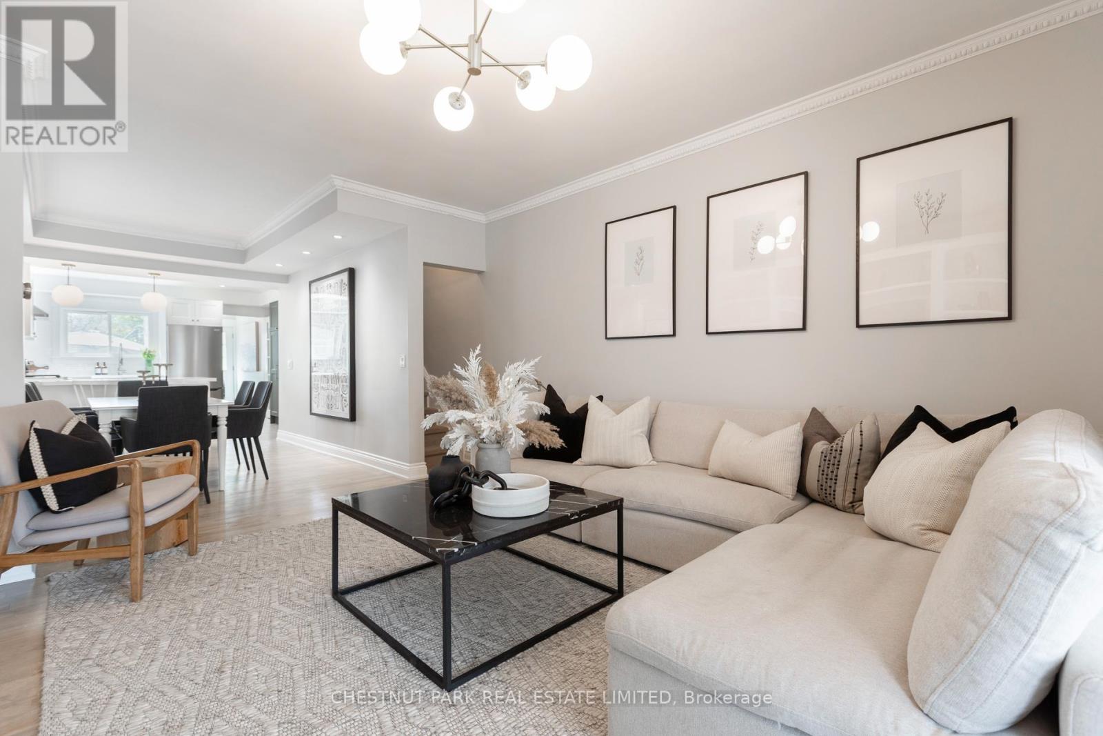 655 Mortimer Avenue, Toronto, Ontario  M4C 2J9 - Photo 5 - E13142052