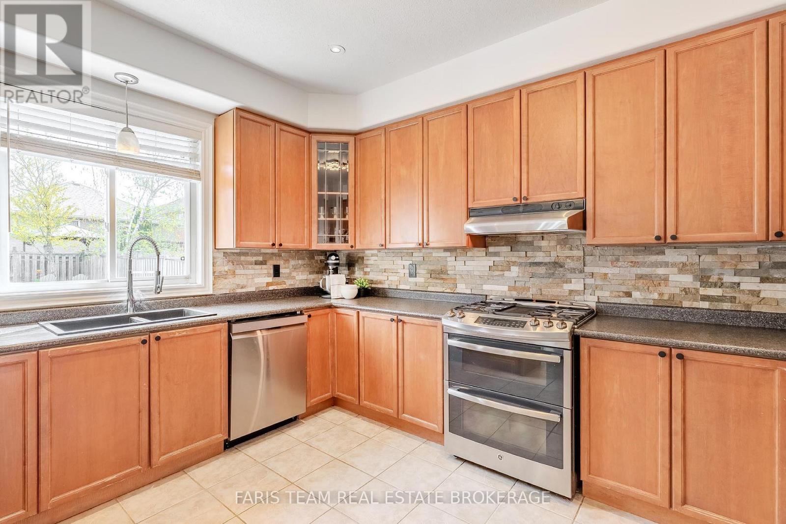 49 Prince William Way, Barrie (Innis-Shore), Ontario  L4N 0Y9 - Photo 8 - S13142092