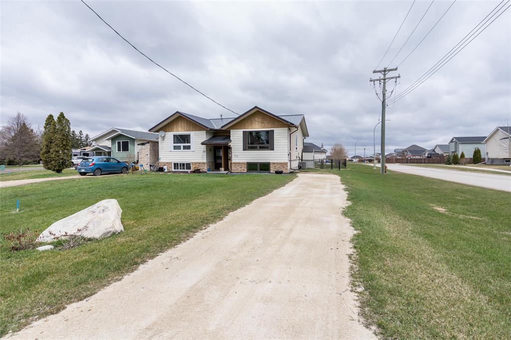 713 Roch Drive, Lorette, Manitoba R5K 1C2 - Photo 1 - 202610906