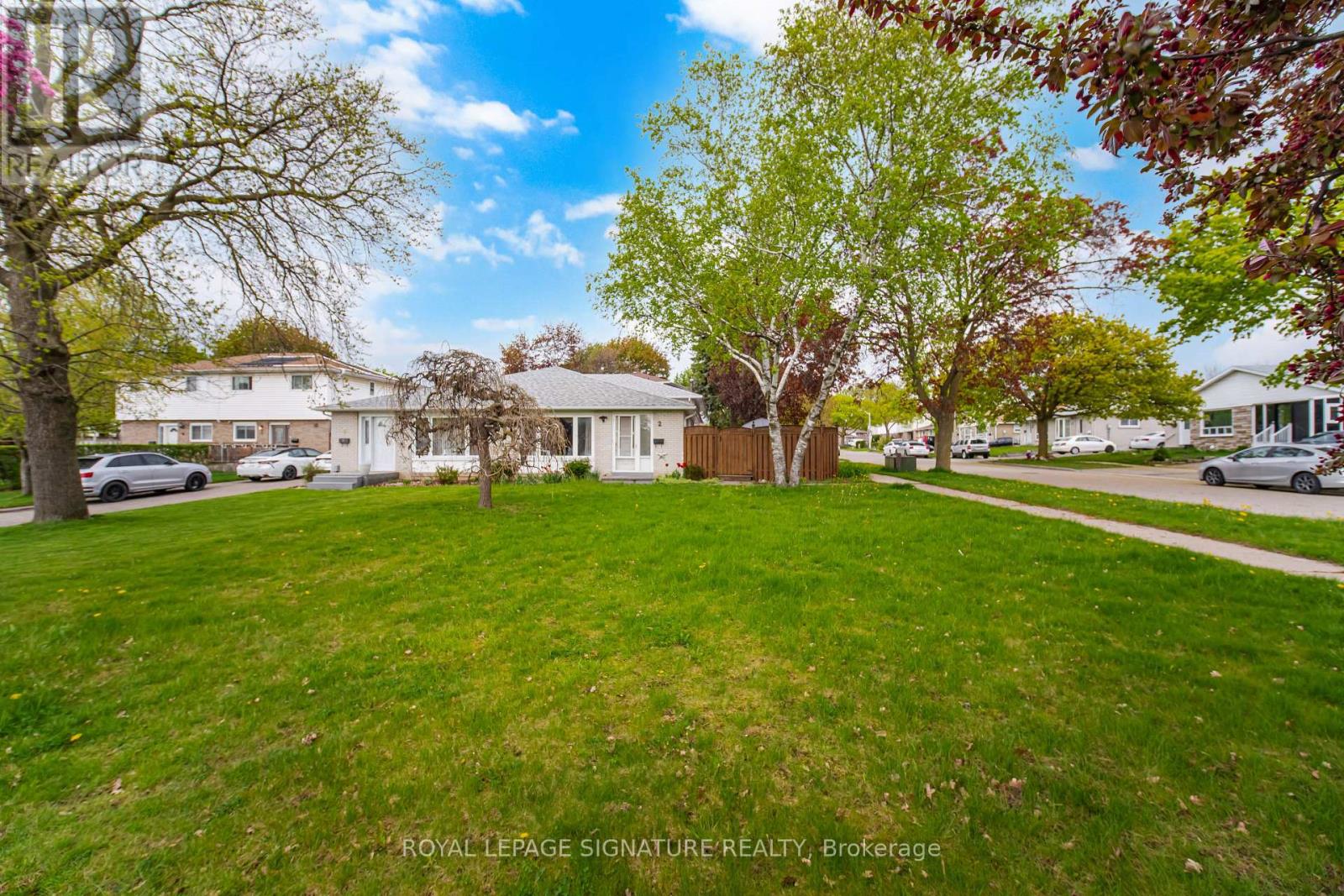 2 Lambton Court, Brampton, Ontario L6V 2A9 - Photo 3 - W13141946