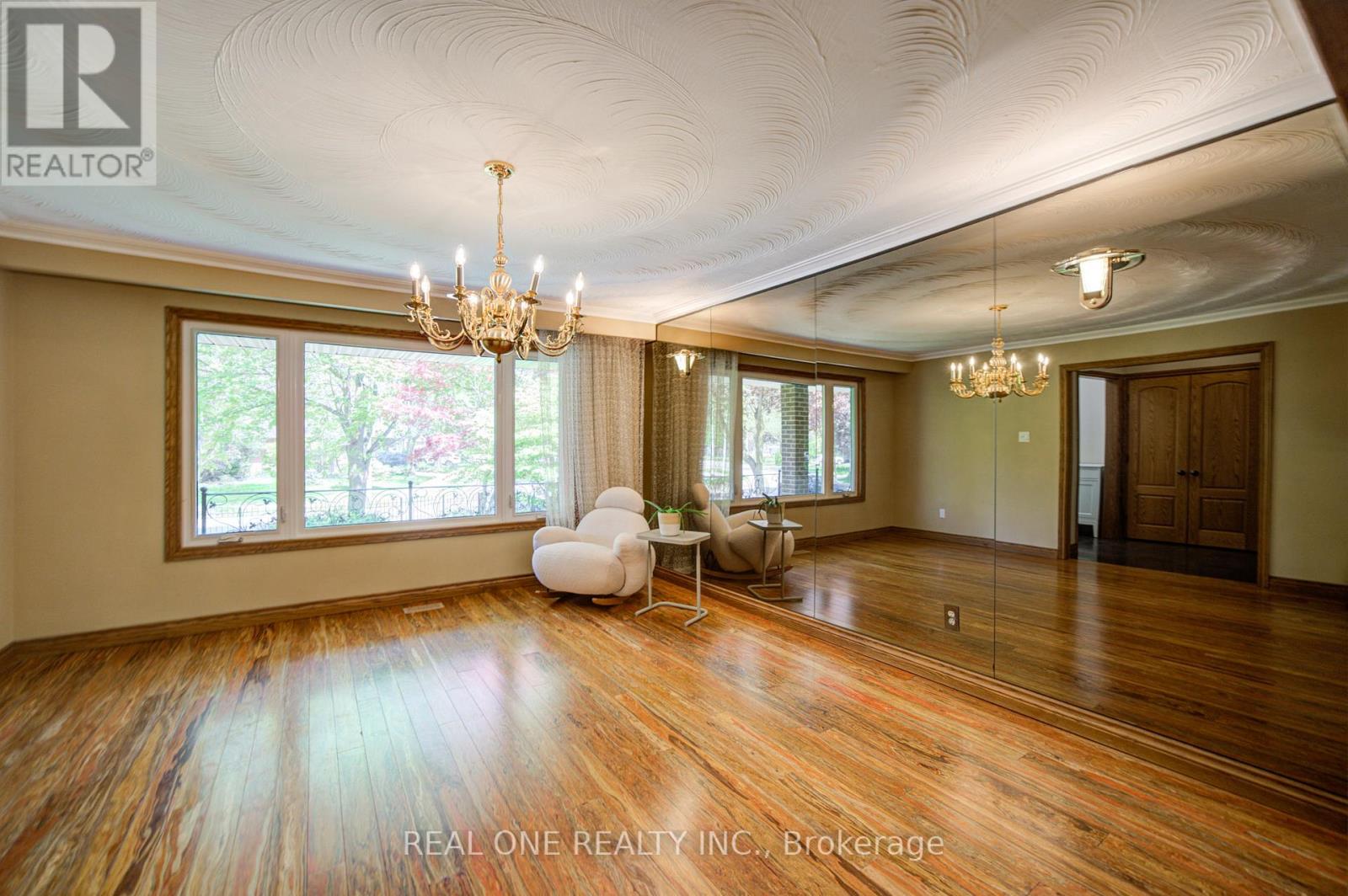 1439 Ballyclare Drive, Mississauga, Ontario  L5C 1J4 - Photo 5 - W13141386