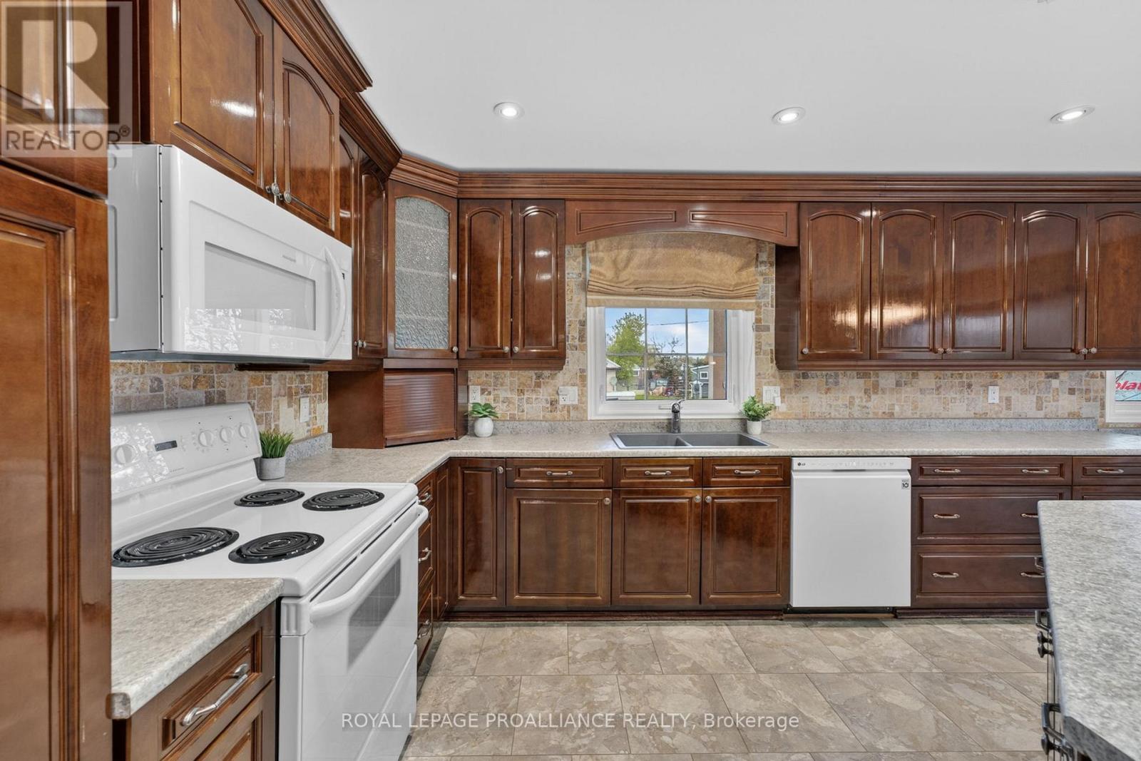 18 South Murray Street, Quinte West, Ontario  K8V 1Y3 - Photo 10 - X13142178