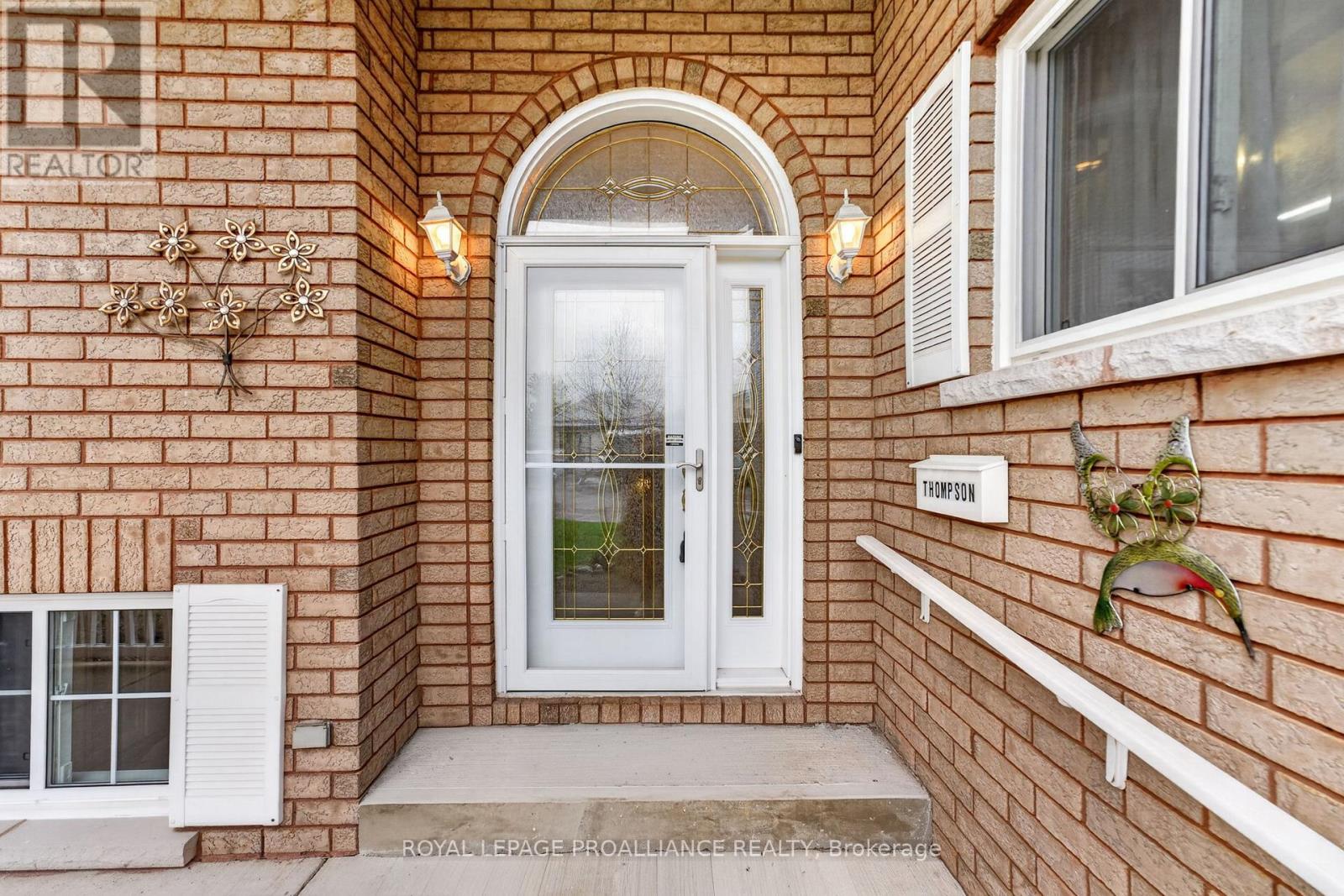 18 South Murray Street, Quinte West, Ontario  K8V 1Y3 - Photo 2 - X13142178