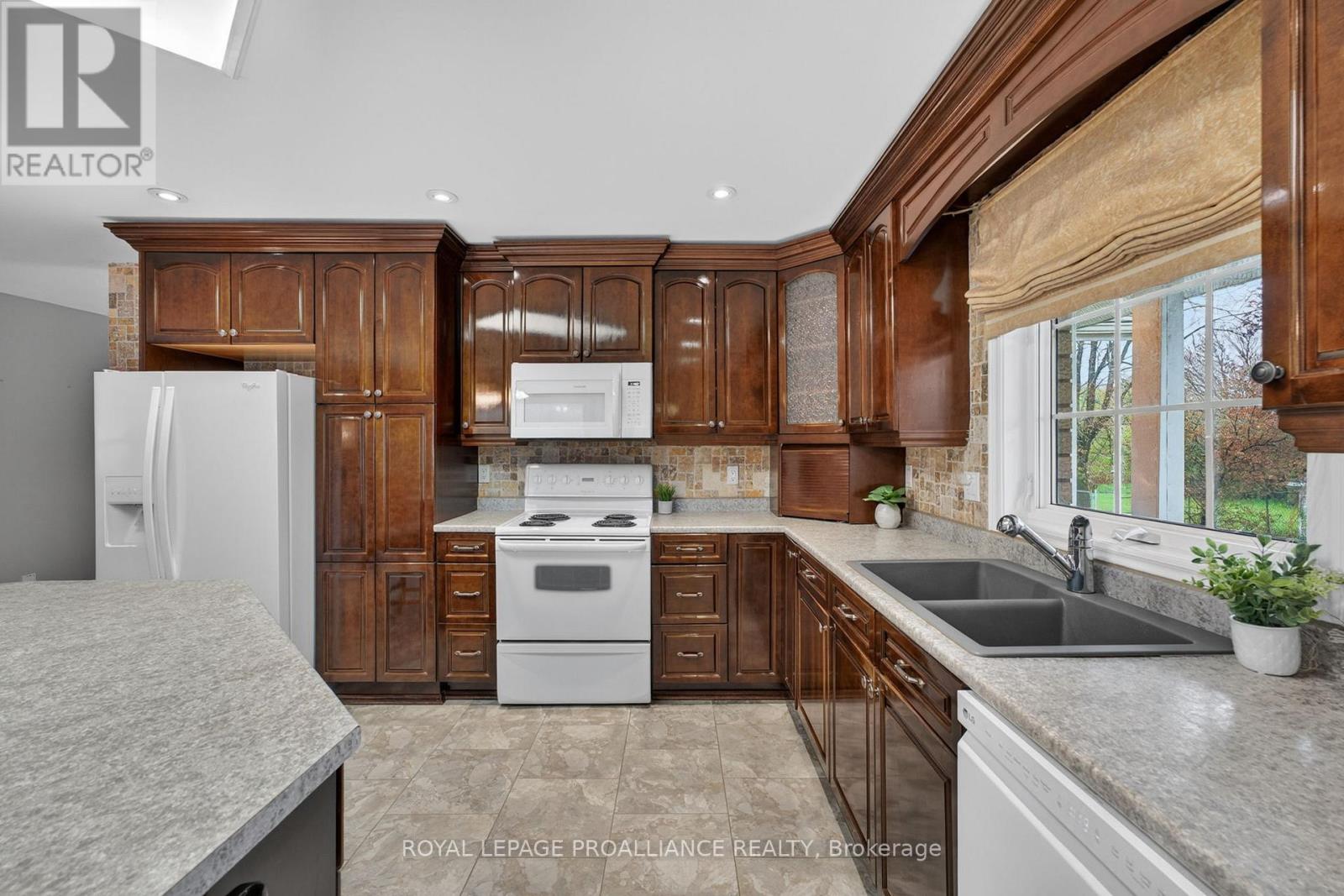 18 South Murray Street, Quinte West, Ontario  K8V 1Y3 - Photo 8 - X13142178