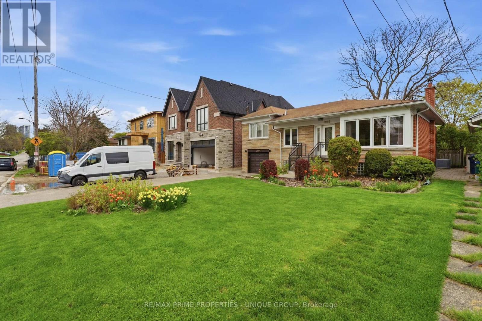 229 Park Home Avenue, Toronto, Ontario  M2R 1A1 - Photo 2 - C13142440