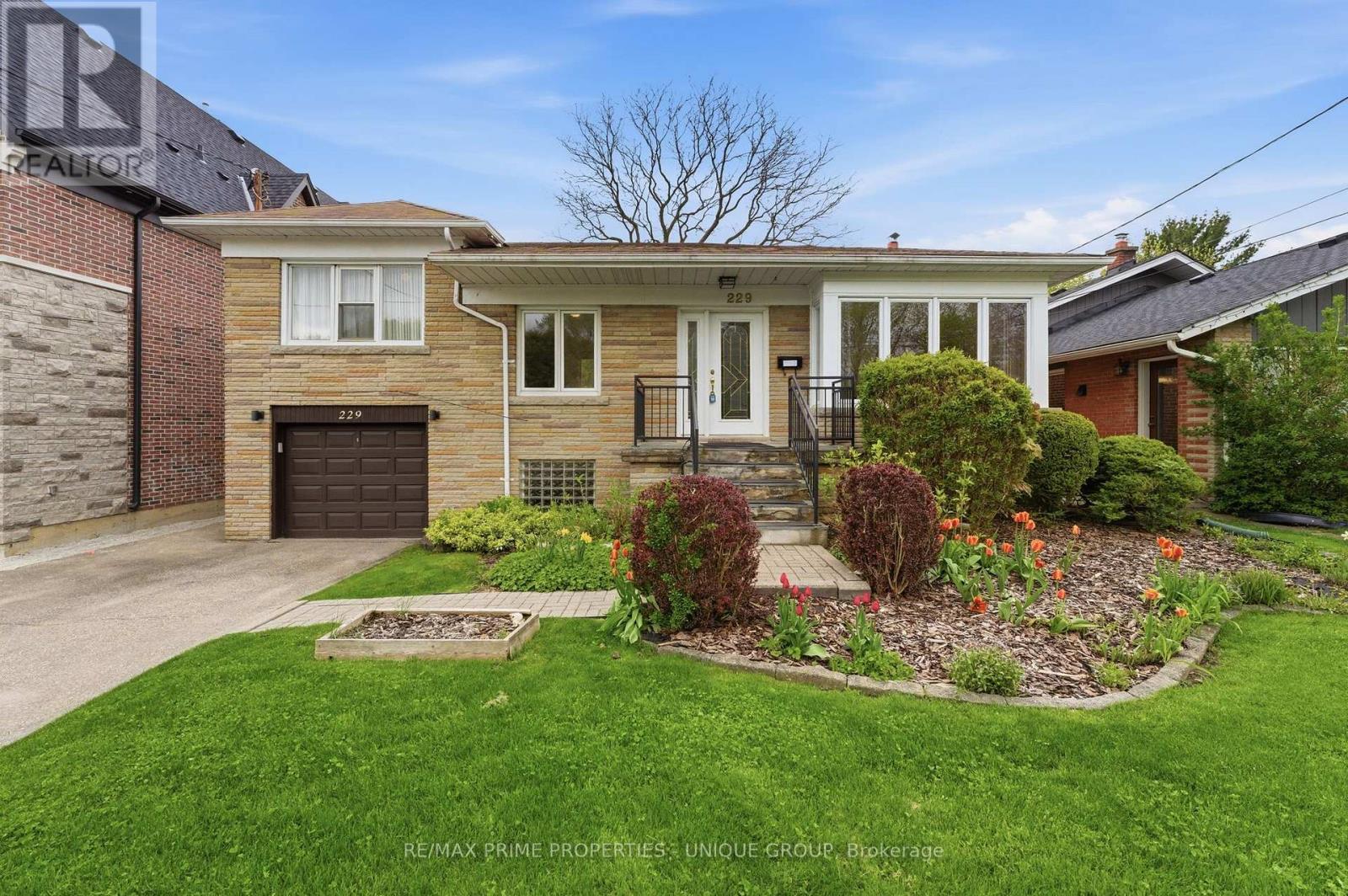 229 Park Home Avenue, Toronto, Ontario  M2R 1A1 - Photo 4 - C13142440