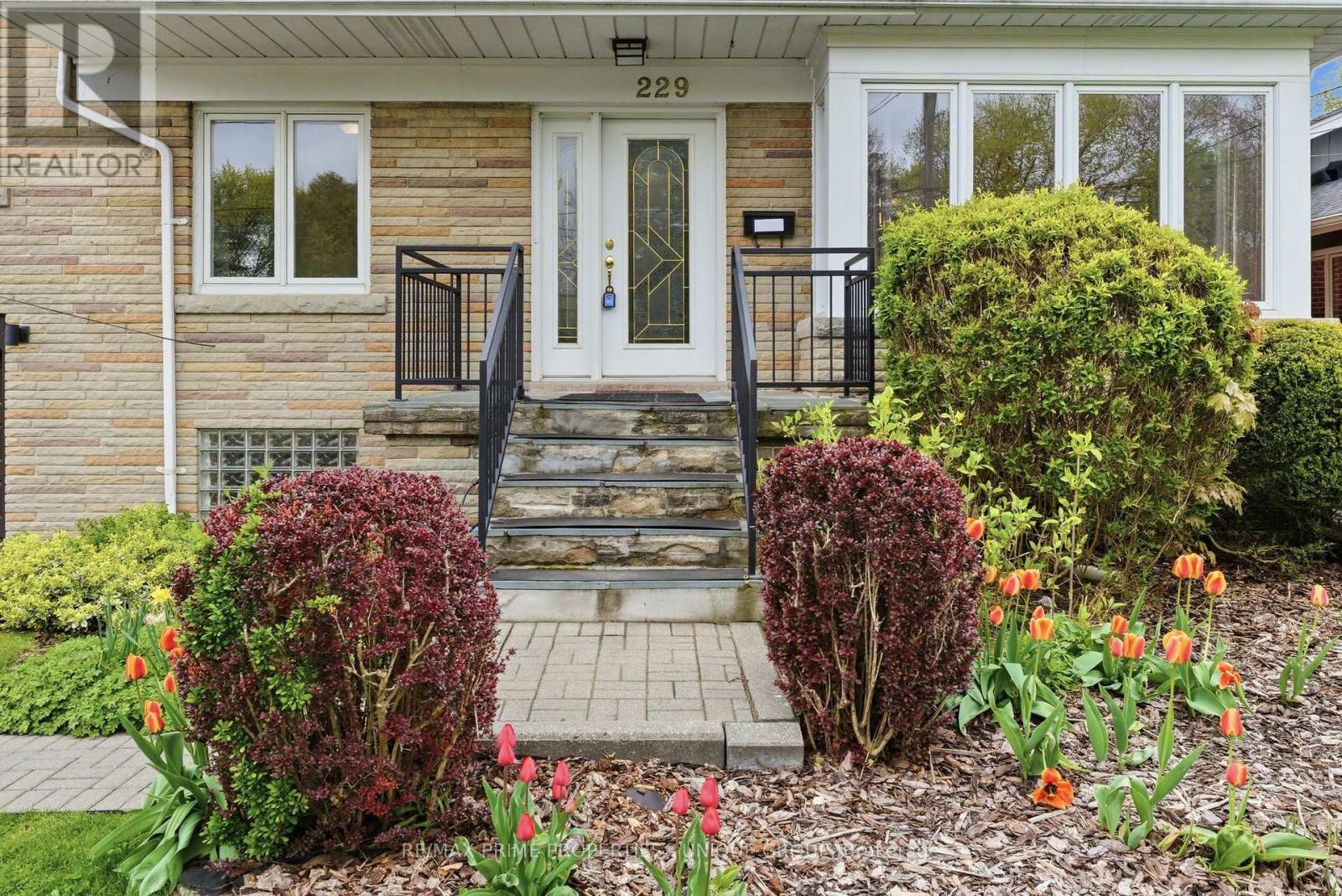 229 Park Home Avenue, Toronto, Ontario  M2R 1A1 - Photo 5 - C13142440