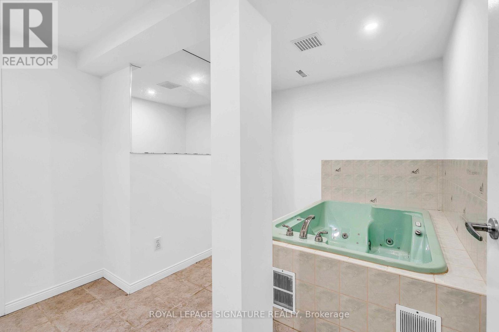 250 Laurentian Boulevard, Vaughan, Ontario  L6A 2V3 - Photo 37 - N13142510