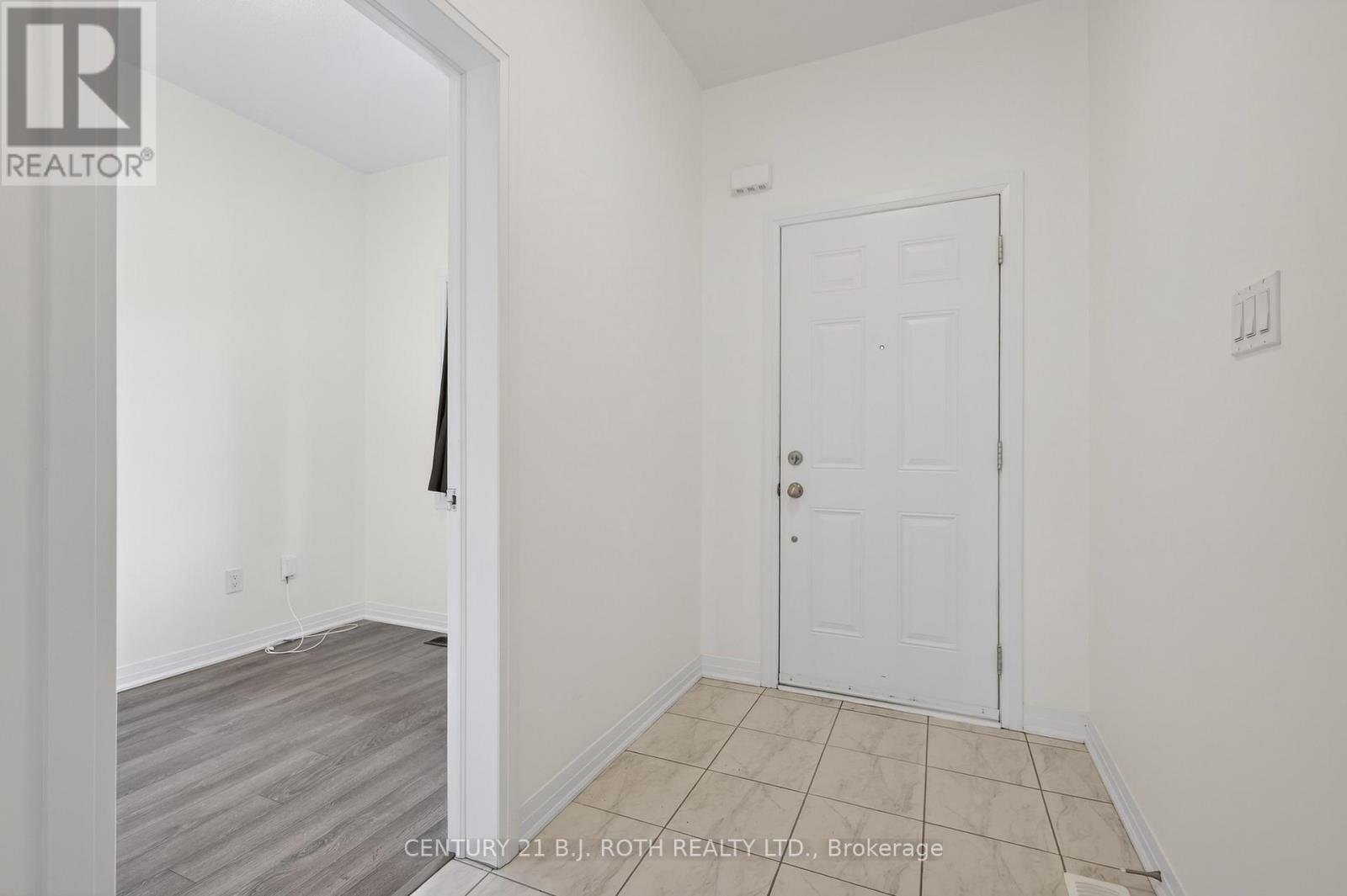 17 Bedford Estates Crescent, Barrie (Bayshore), Ontario L4N 9K5 - Photo 2 - S13142274
