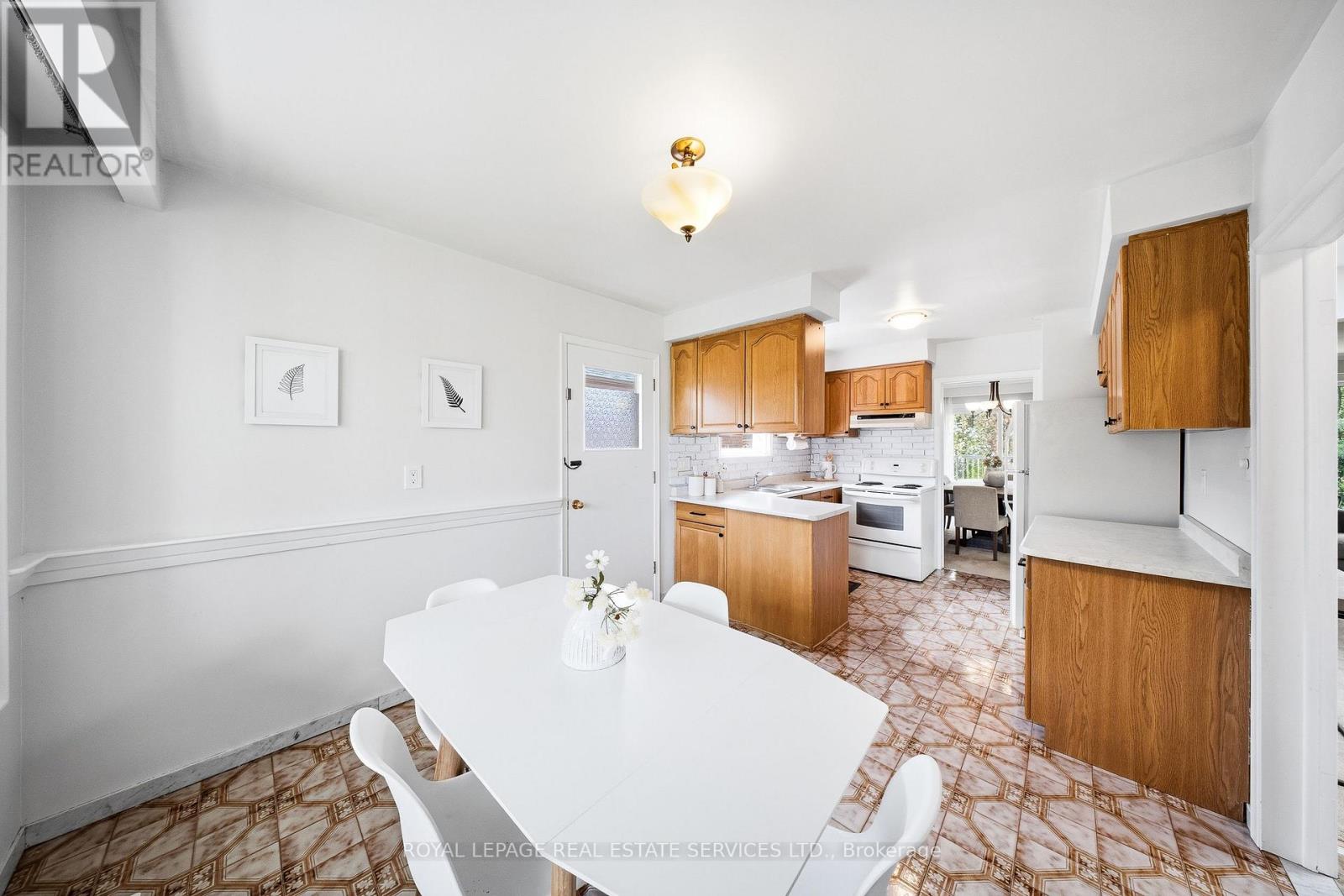 29 Norbert Crescent, Toronto, Ontario  M9C 3J8 - Photo 6 - W13142188