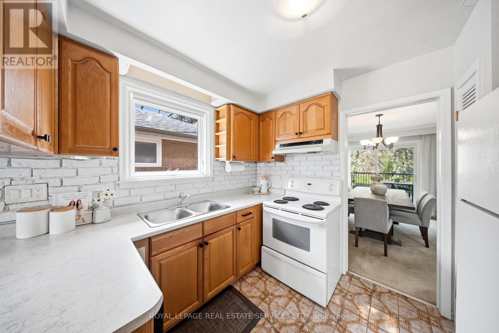 29 Norbert Crescent, Toronto, Ontario  M9C 3J8 - Photo 7 - W13142188