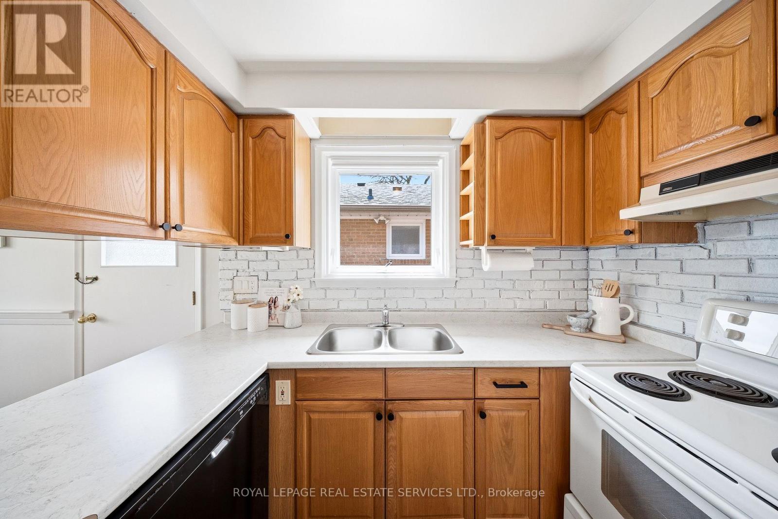 29 Norbert Crescent, Toronto, Ontario  M9C 3J8 - Photo 8 - W13142188