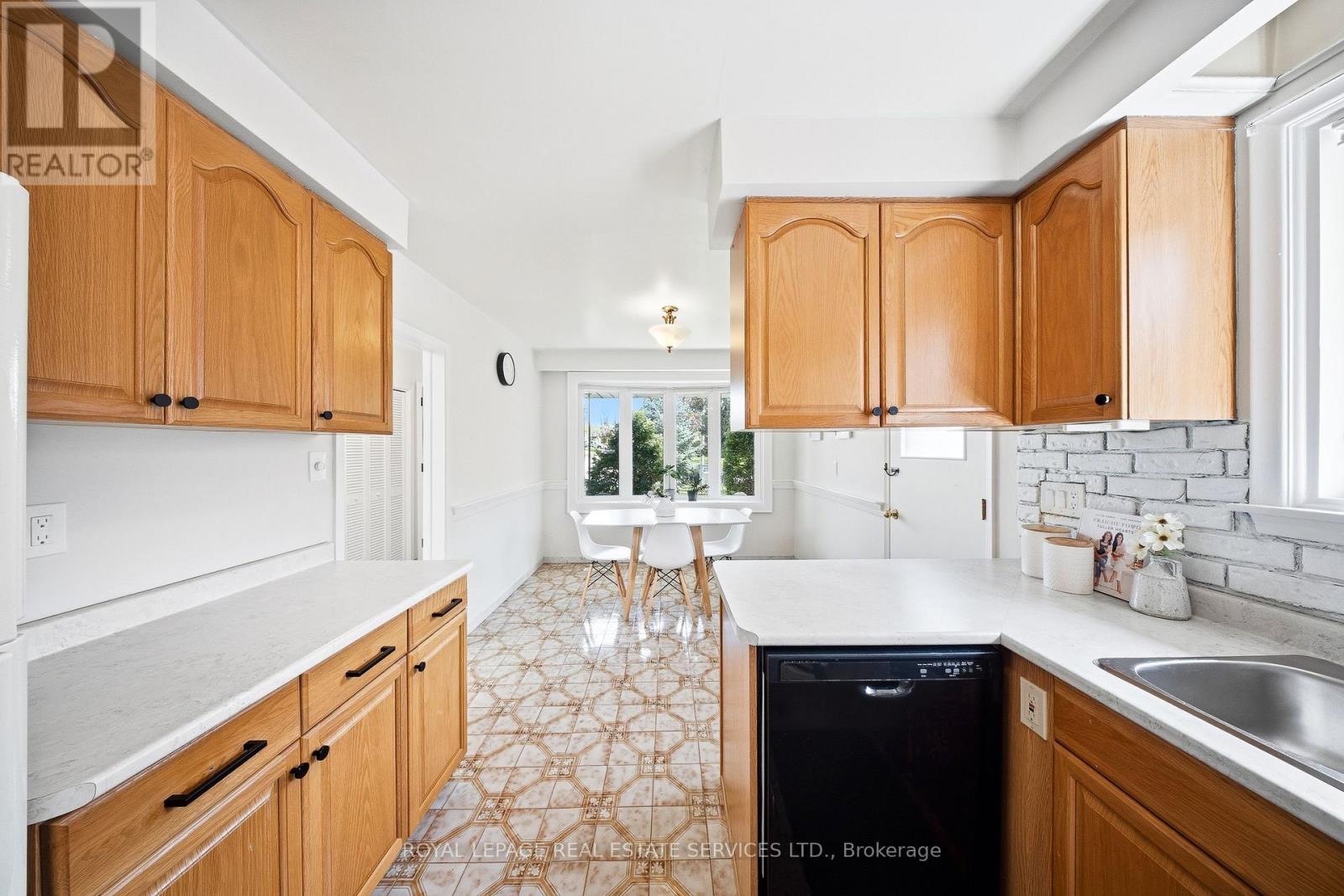 29 Norbert Crescent, Toronto, Ontario  M9C 3J8 - Photo 9 - W13142188