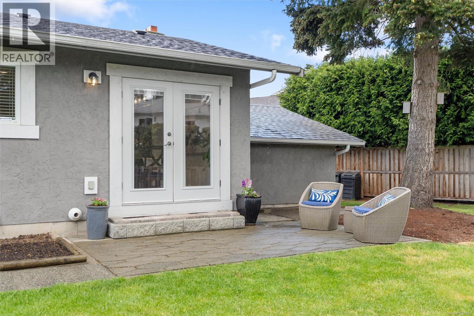 1582 Fremont Pl, Saanich, British Columbia  V8N 4Y5 - Photo 28 - 1036886