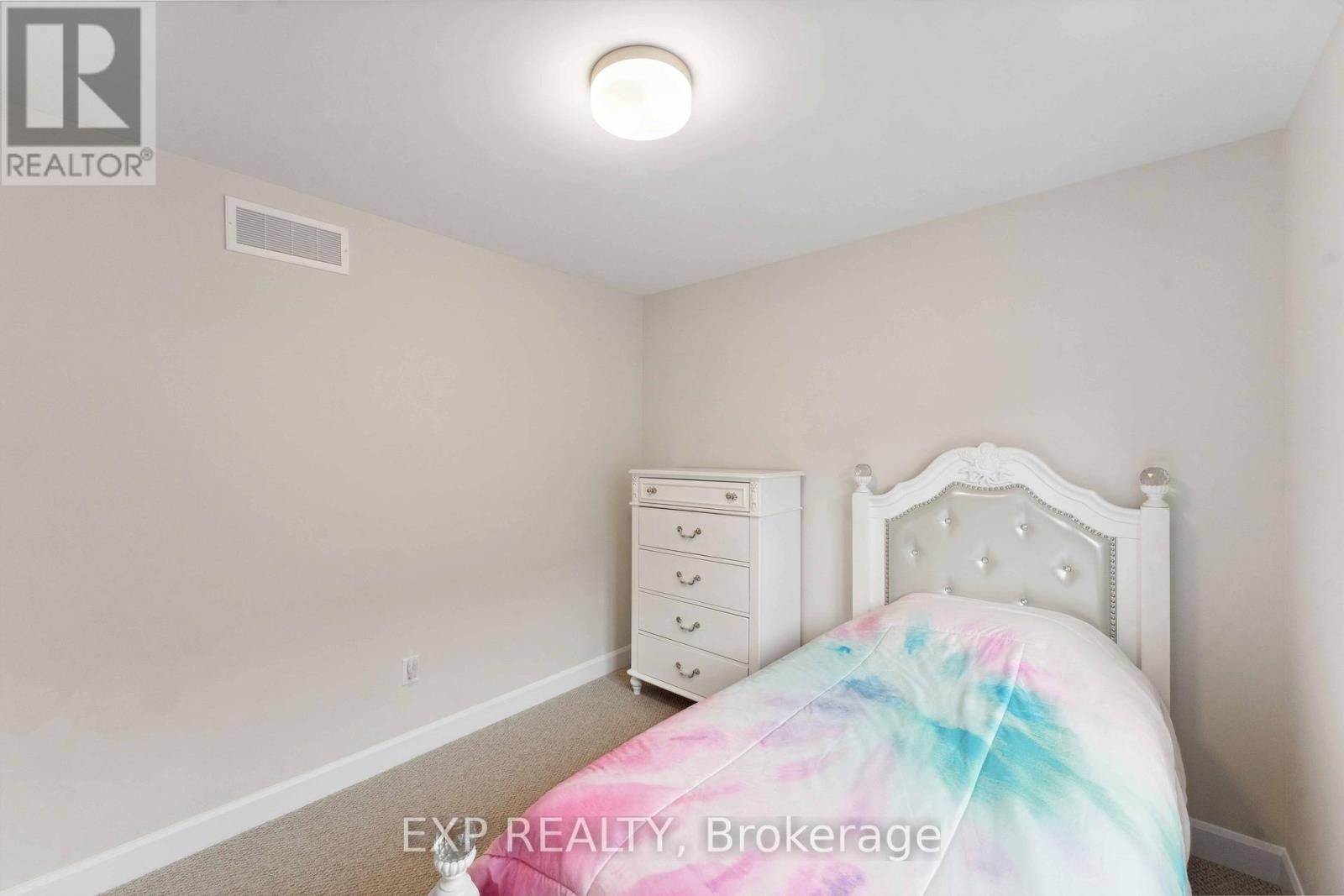 934 Clarkia Street, Ottawa, Ontario  K1T 0Y1 - Photo 8 - X13142556
