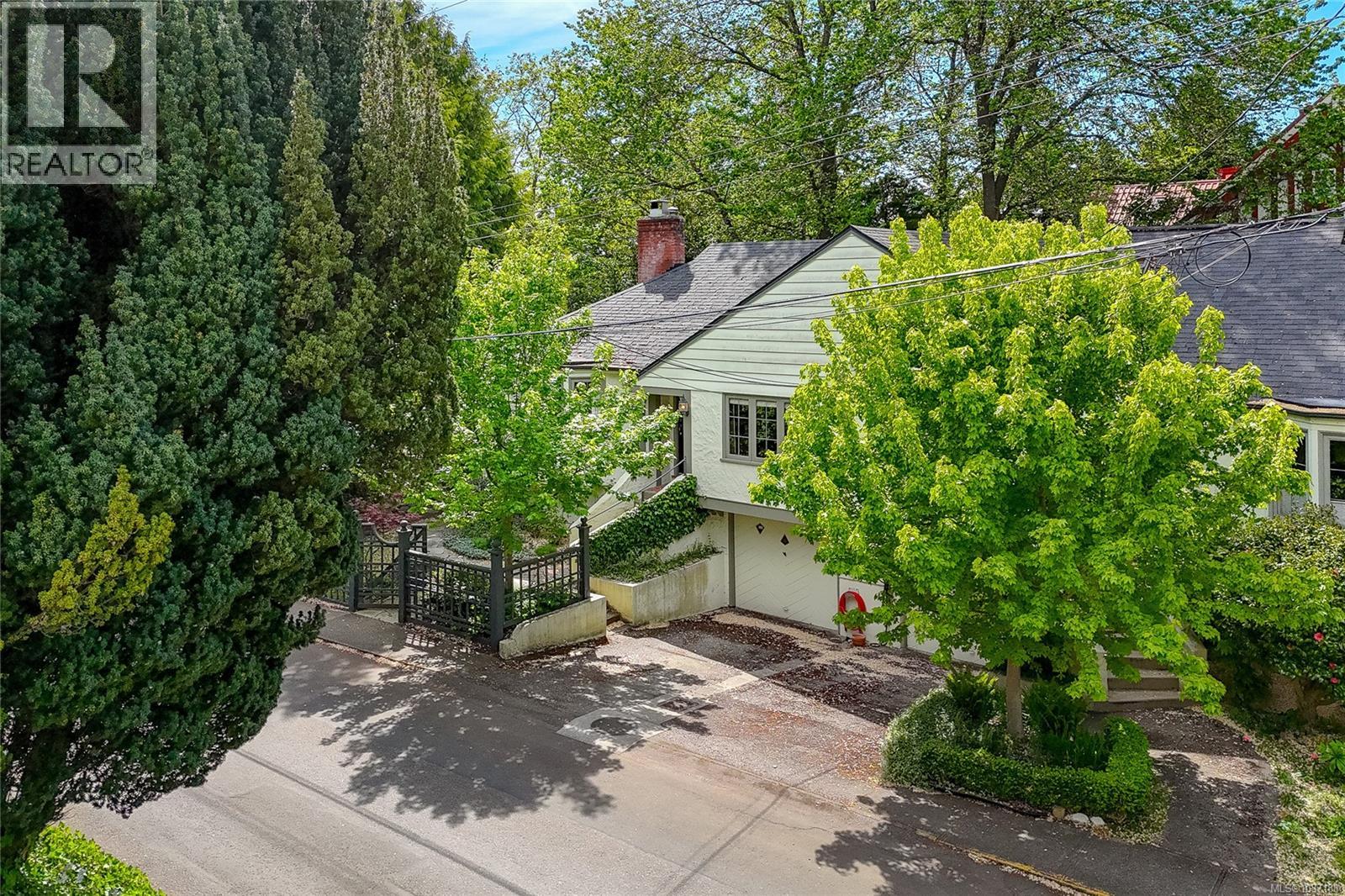 812 Langham Crt, Victoria, British Columbia  V8V 4J2 - Photo 3 - 1037188
