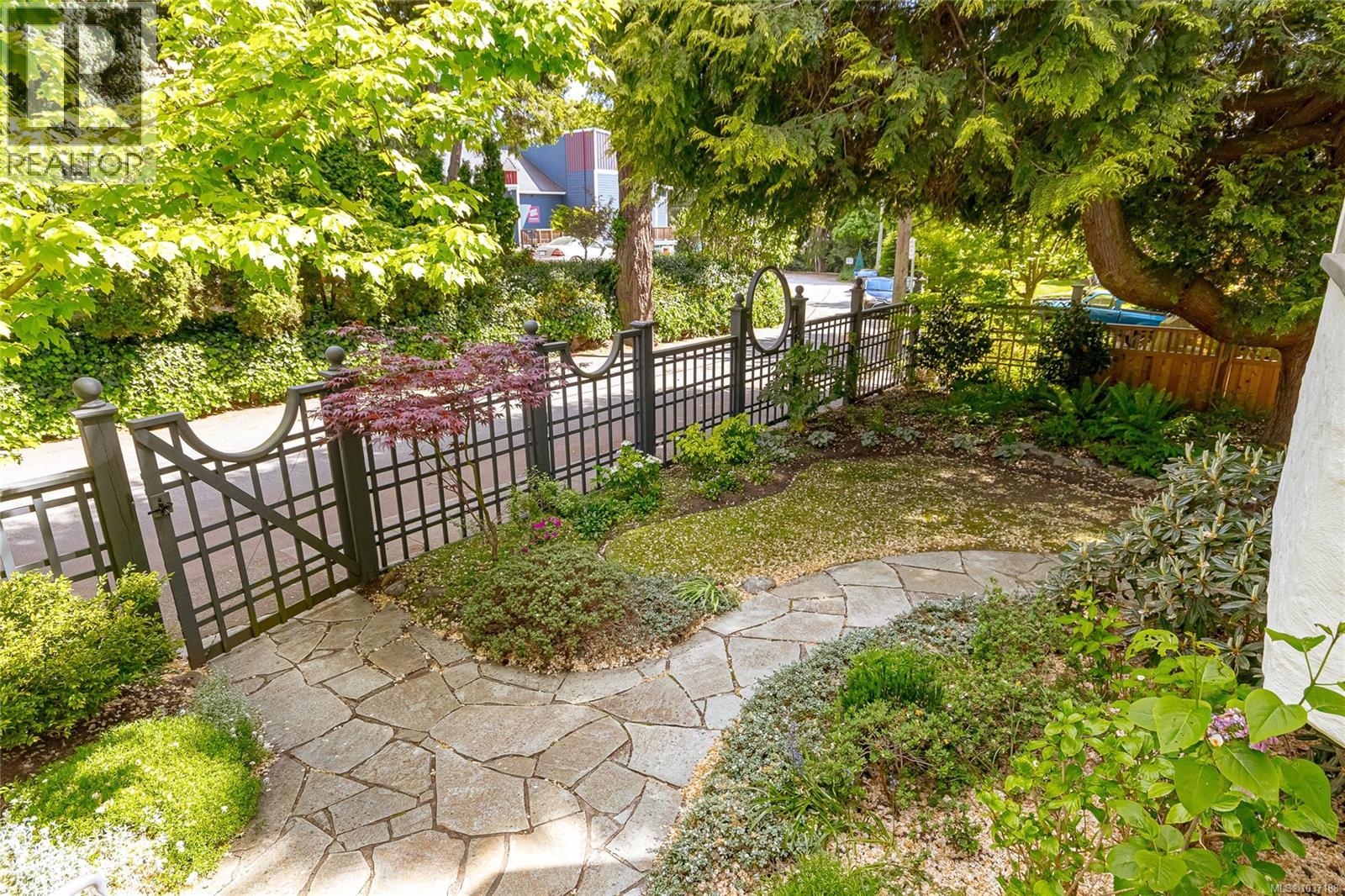 812 Langham Crt, Victoria, British Columbia  V8V 4J2 - Photo 37 - 1037188
