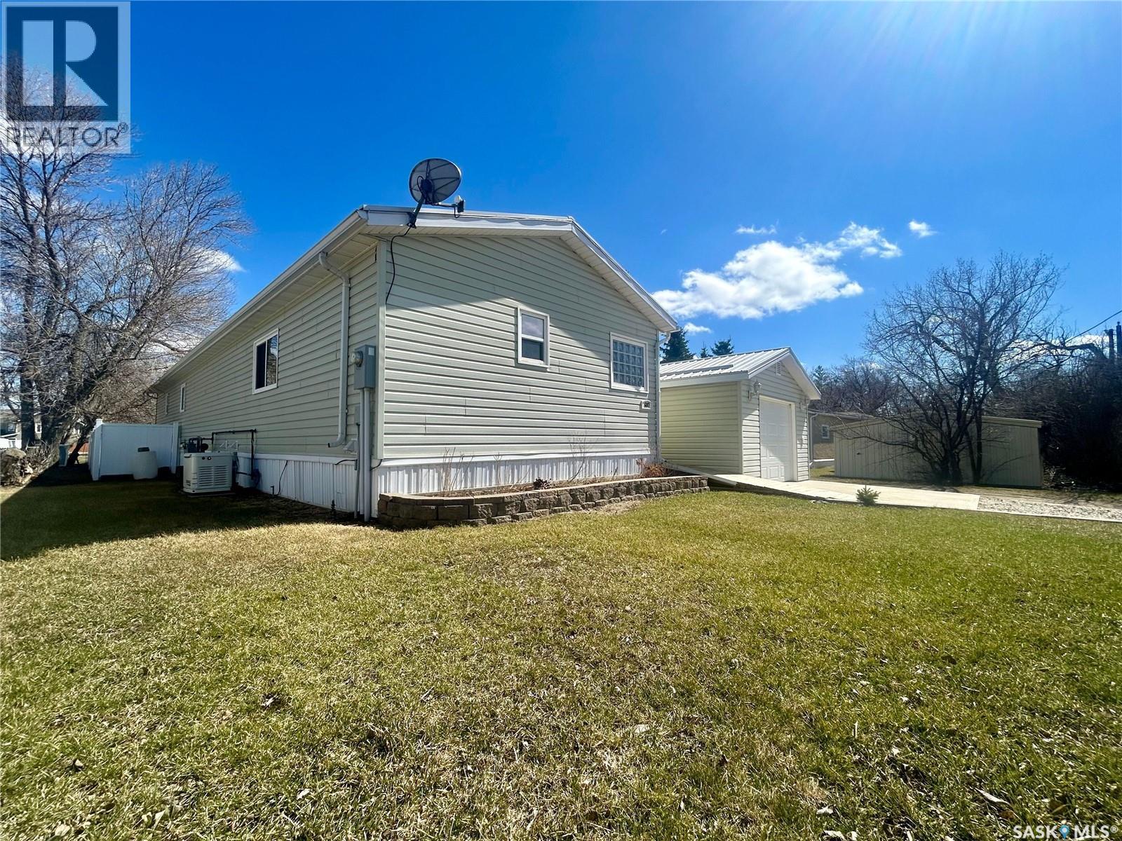 607 Beharrel Street, Oxbow, Saskatchewan  S0C 2B0 - Photo 2 - SK036314