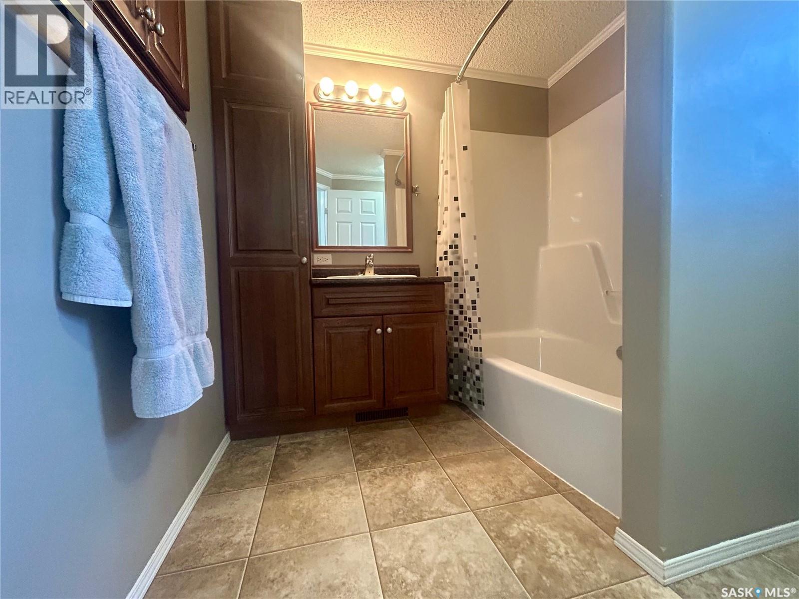 607 Beharrel Street, Oxbow, Saskatchewan  S0C 2B0 - Photo 38 - SK036314