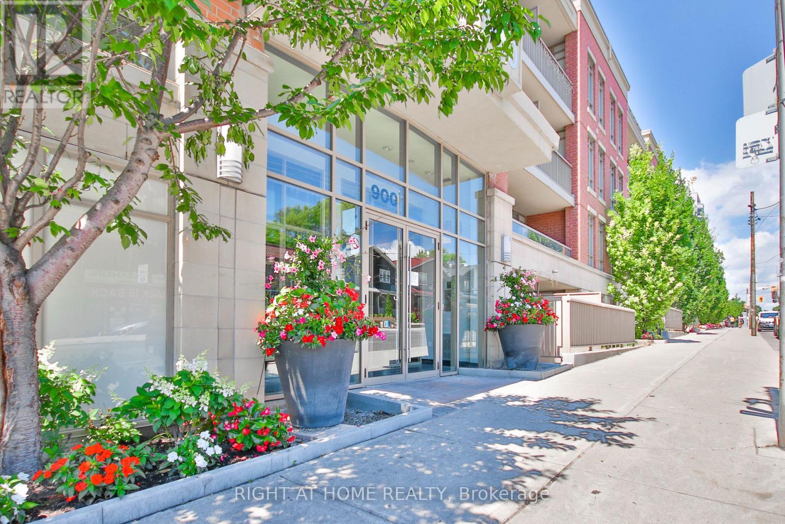 411 - 900 MOUNT PLEASANT ROAD, Toronto, Ontario