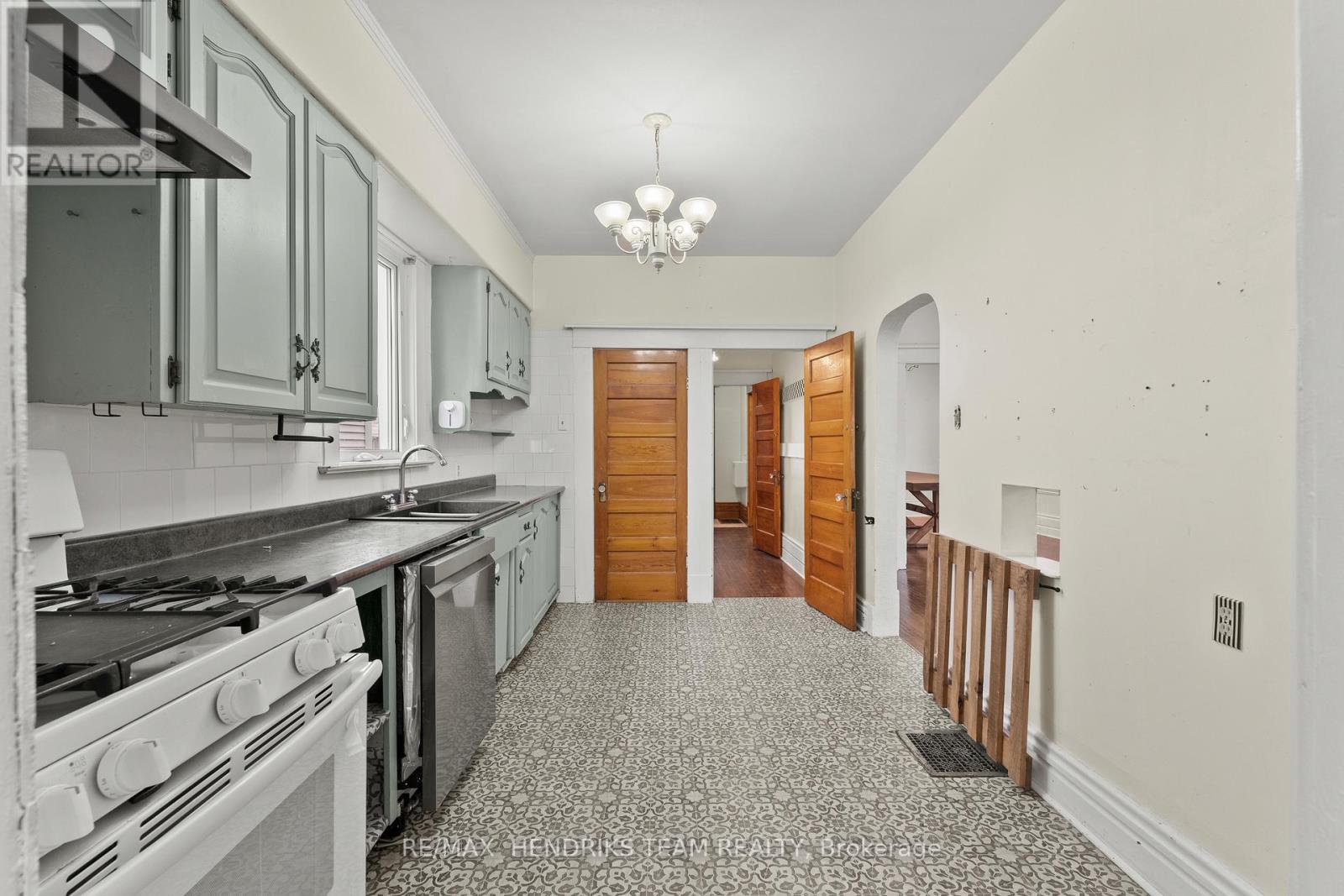 9 1/2 Elizabeth Street, St. Catharines, Ontario  L2R 2K8 - Photo 14 - X13143146