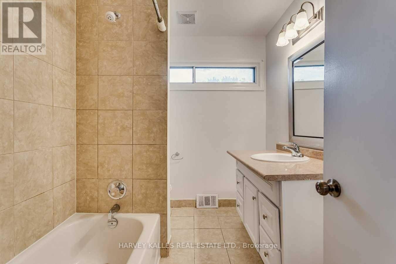 135 Combe Avenue, Toronto, Ontario  M3H 4K2 - Photo 24 - C13143060