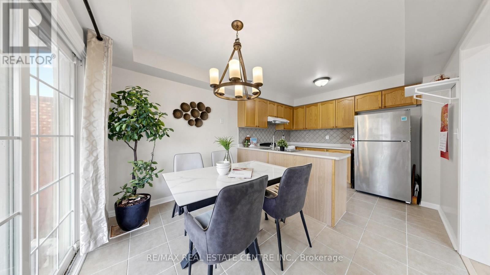 80 Sweetwood Circle, Brampton (Fletcher's Meadow), Ontario  L7A 2S1 - Photo 9 - W13142792