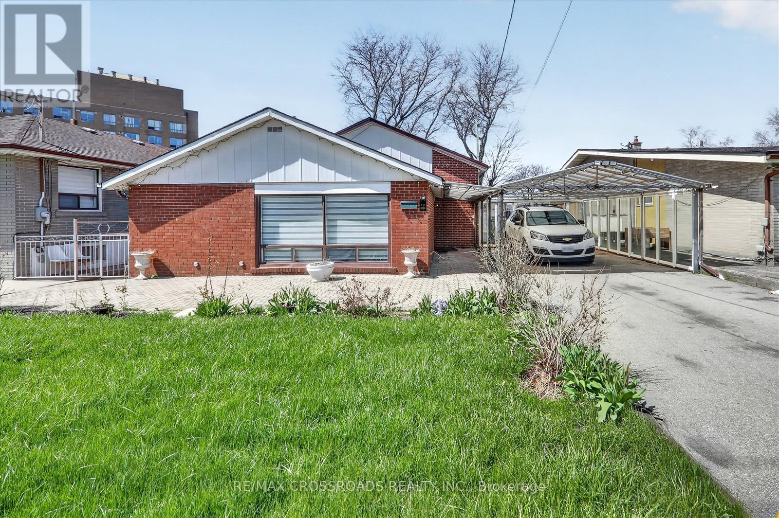 18 Demarco Boulevard, Toronto, Ontario  M6L 2W1 - Photo 6 - W13142980