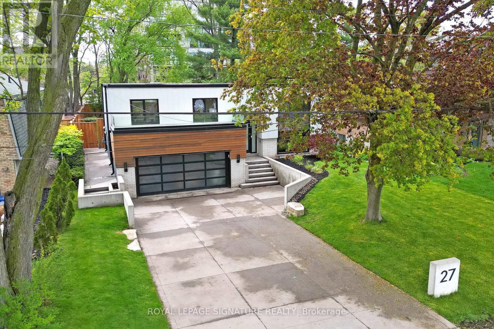 27 Fairwood Place E, Burlington, Ontario  L7T 2B7 - Photo 3 - W13143064