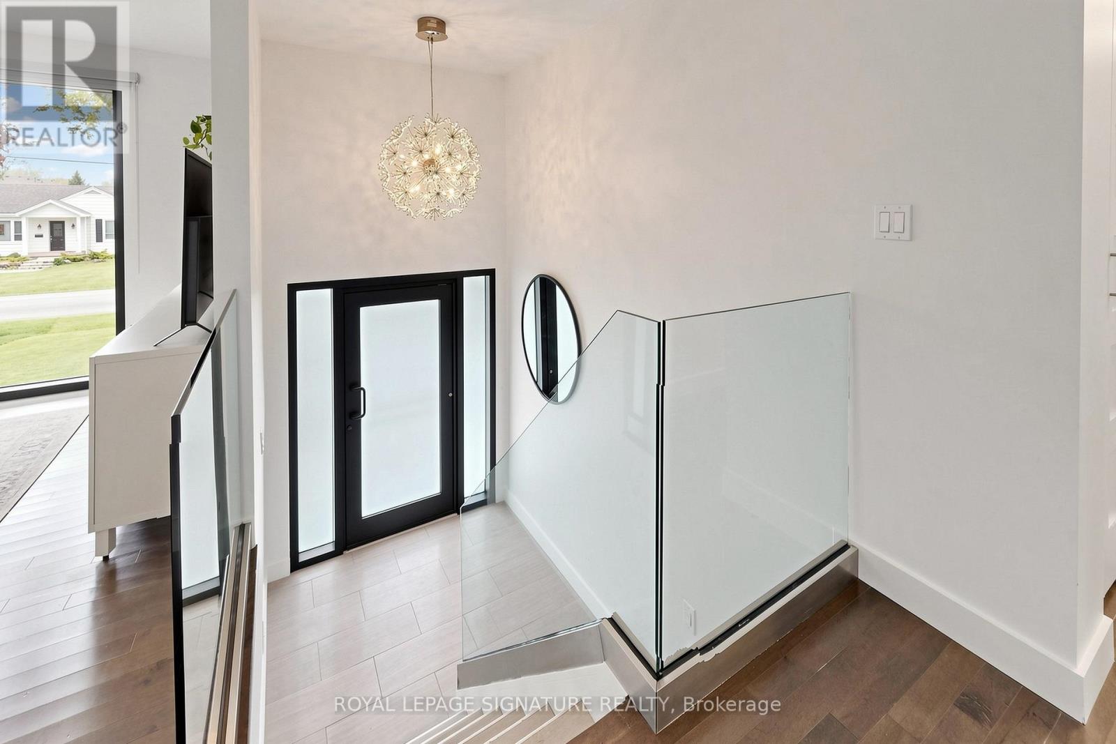 27 Fairwood Place E, Burlington, Ontario  L7T 2B7 - Photo 4 - W13143064