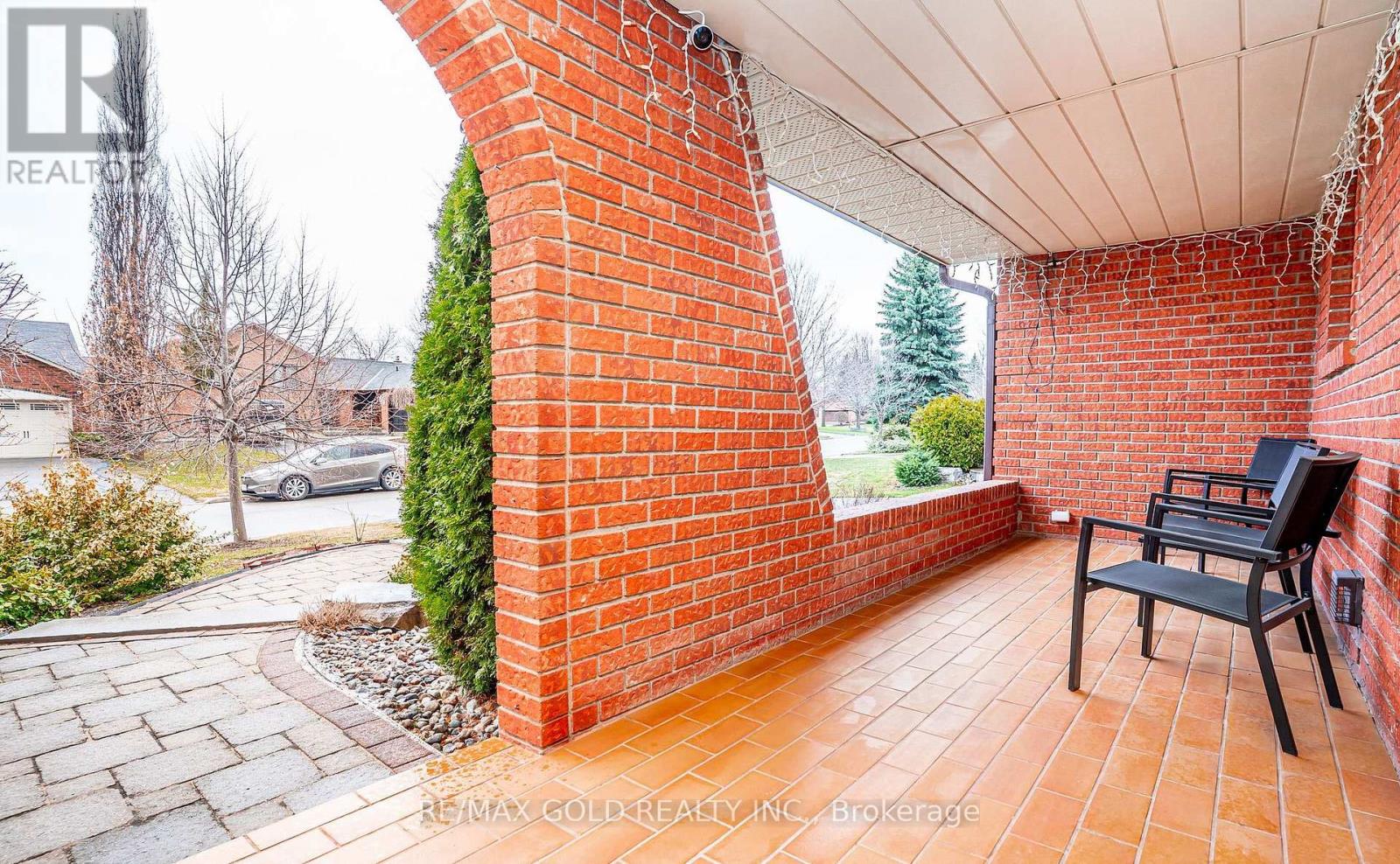 8 Oldham Crescent, Brampton, Ontario  L6Z 1W3 - Photo 4 - W13143132